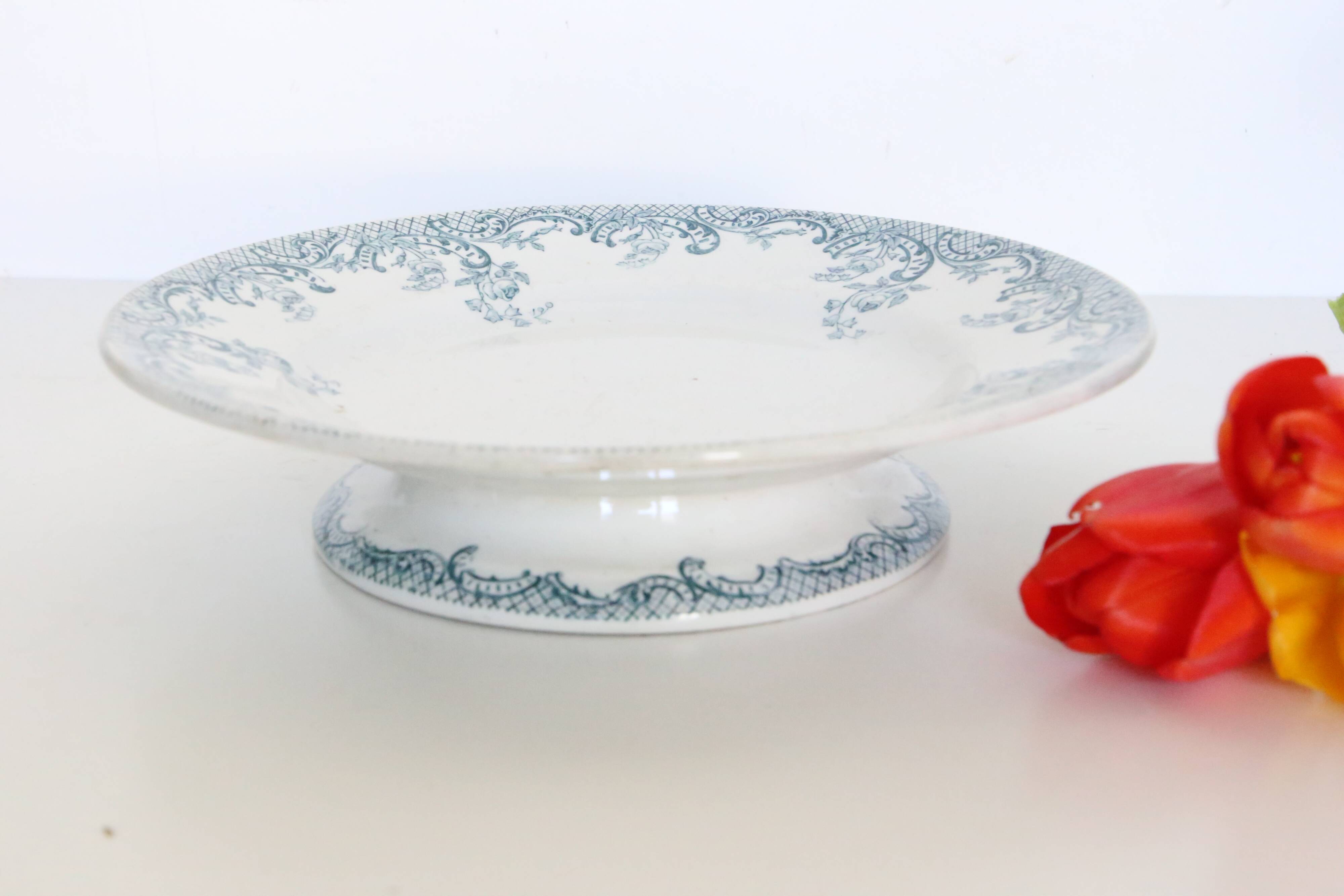 Plat sur piédouche, terre de fer, modèle Rocaille de Orchies, manufacture française