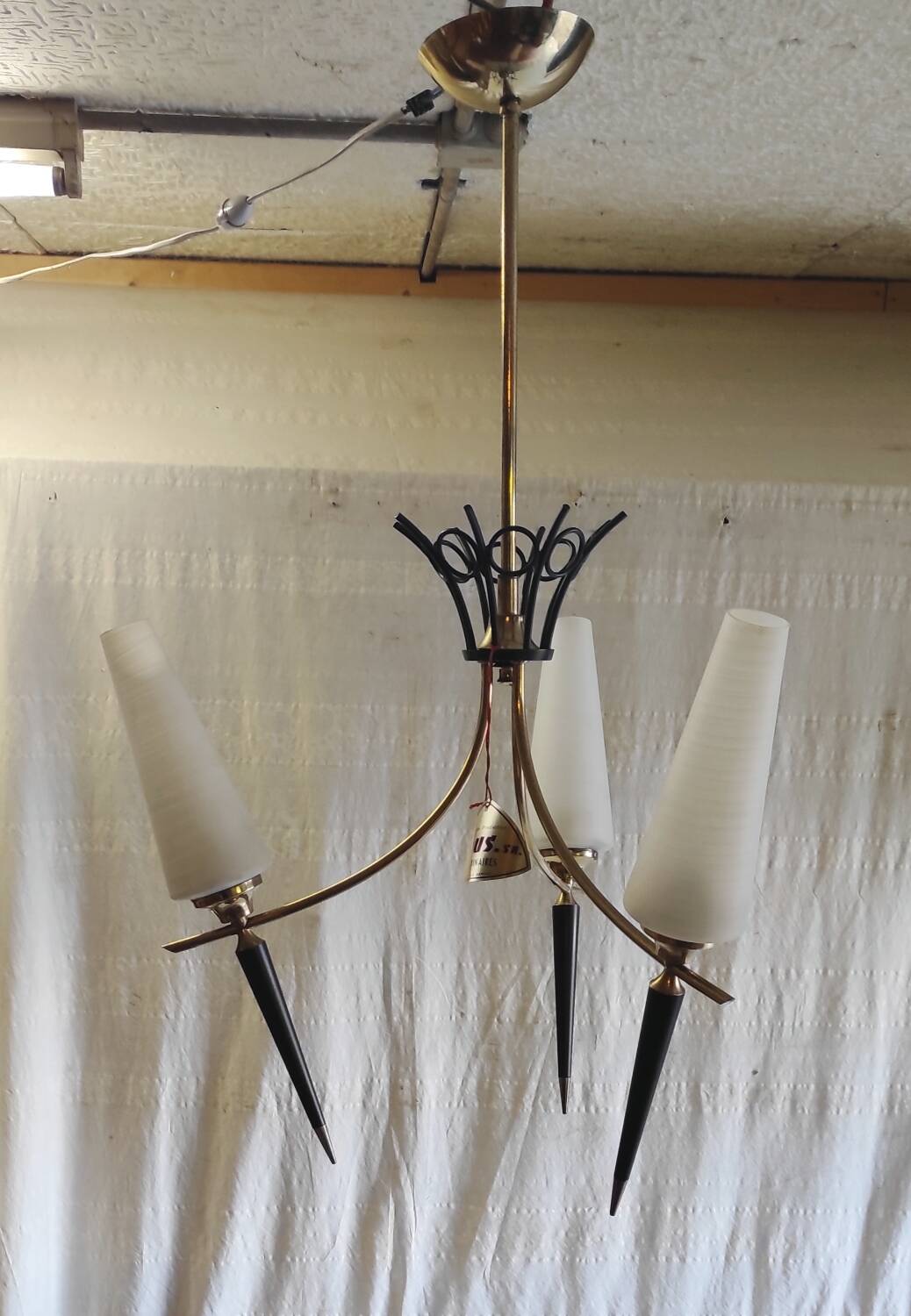 Modernist chandelier with 3 lights in gold and black metal, opaline tulip - 50s
