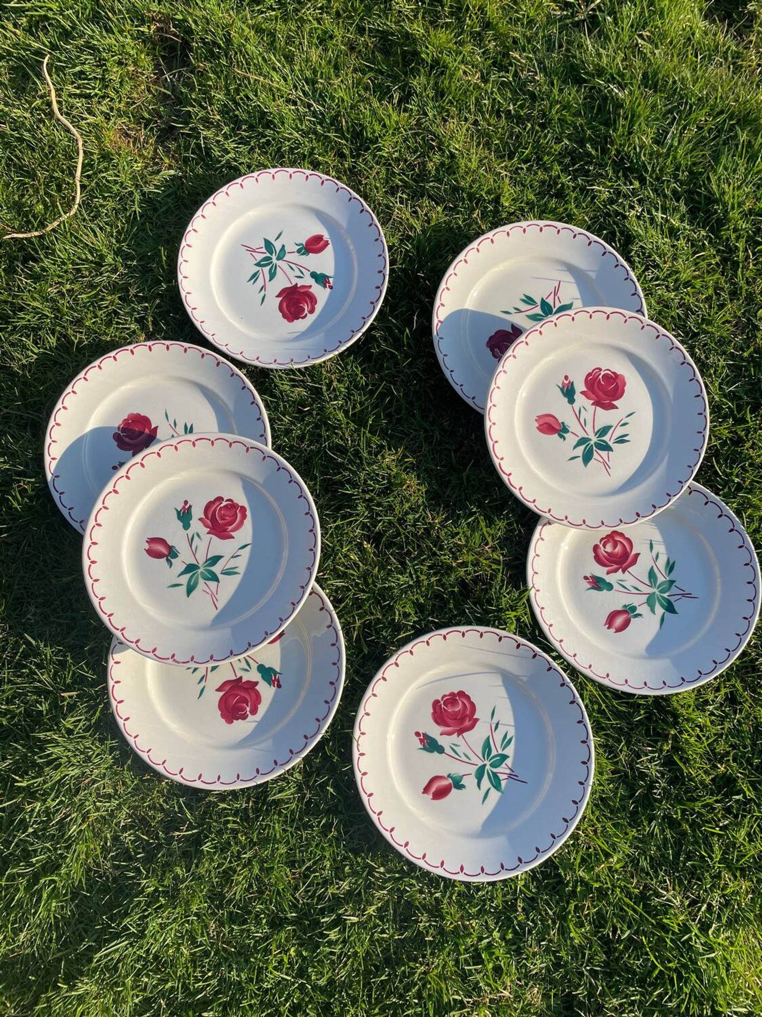 8 assiettes  plates vintage a décor de roses stylisées