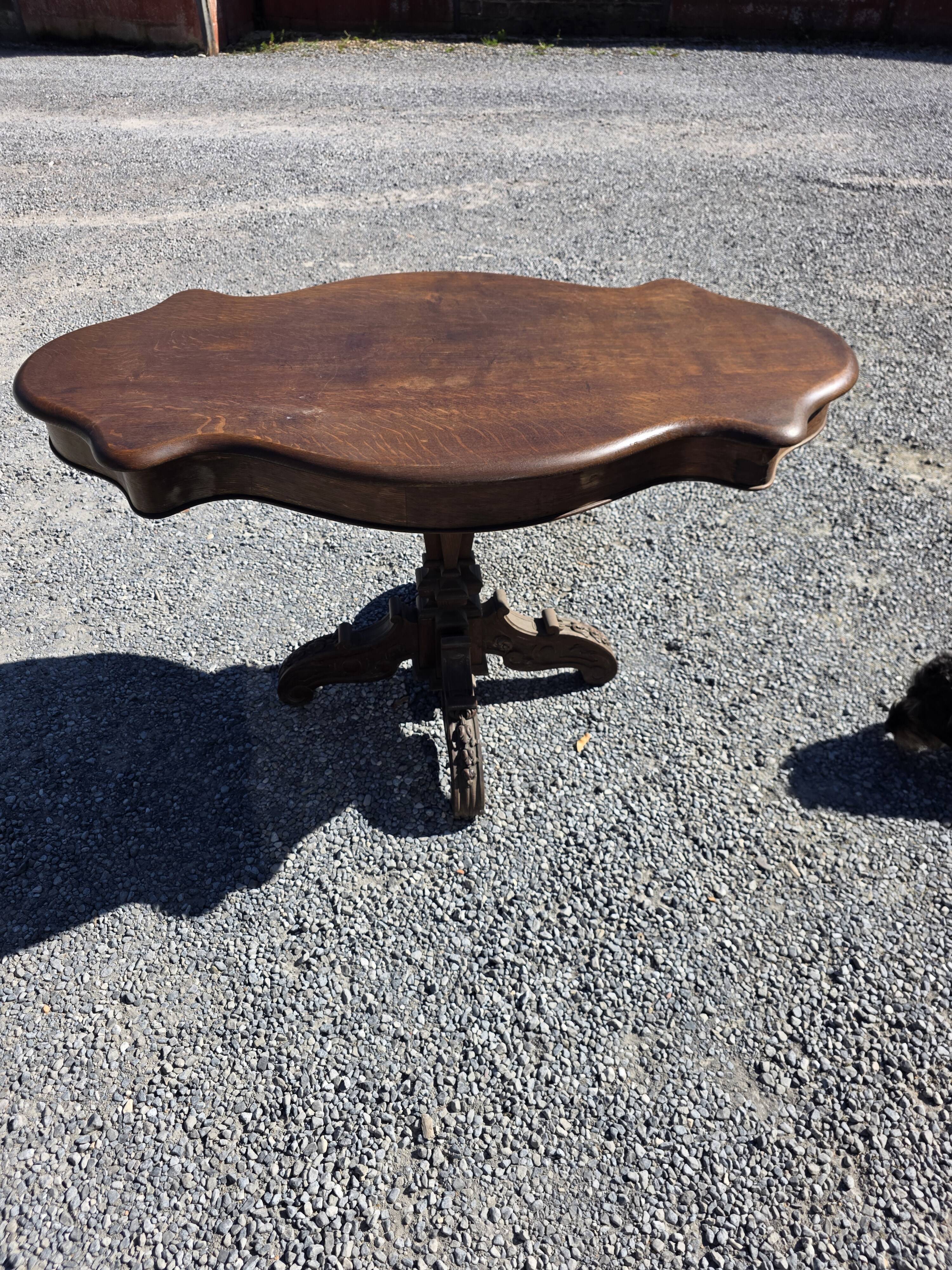 Antique round table in solid oak