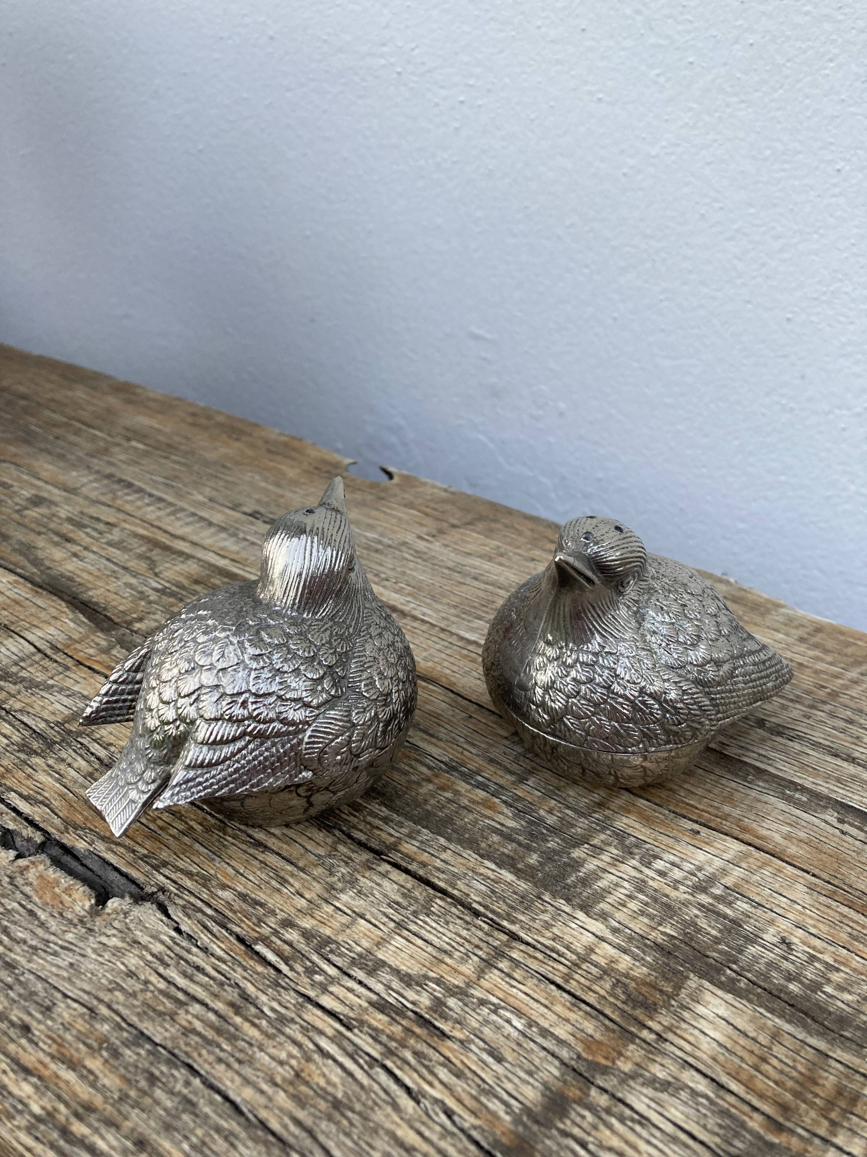Duo of salt shaker and pepper in the shape of a bird in silver metal and its basket
