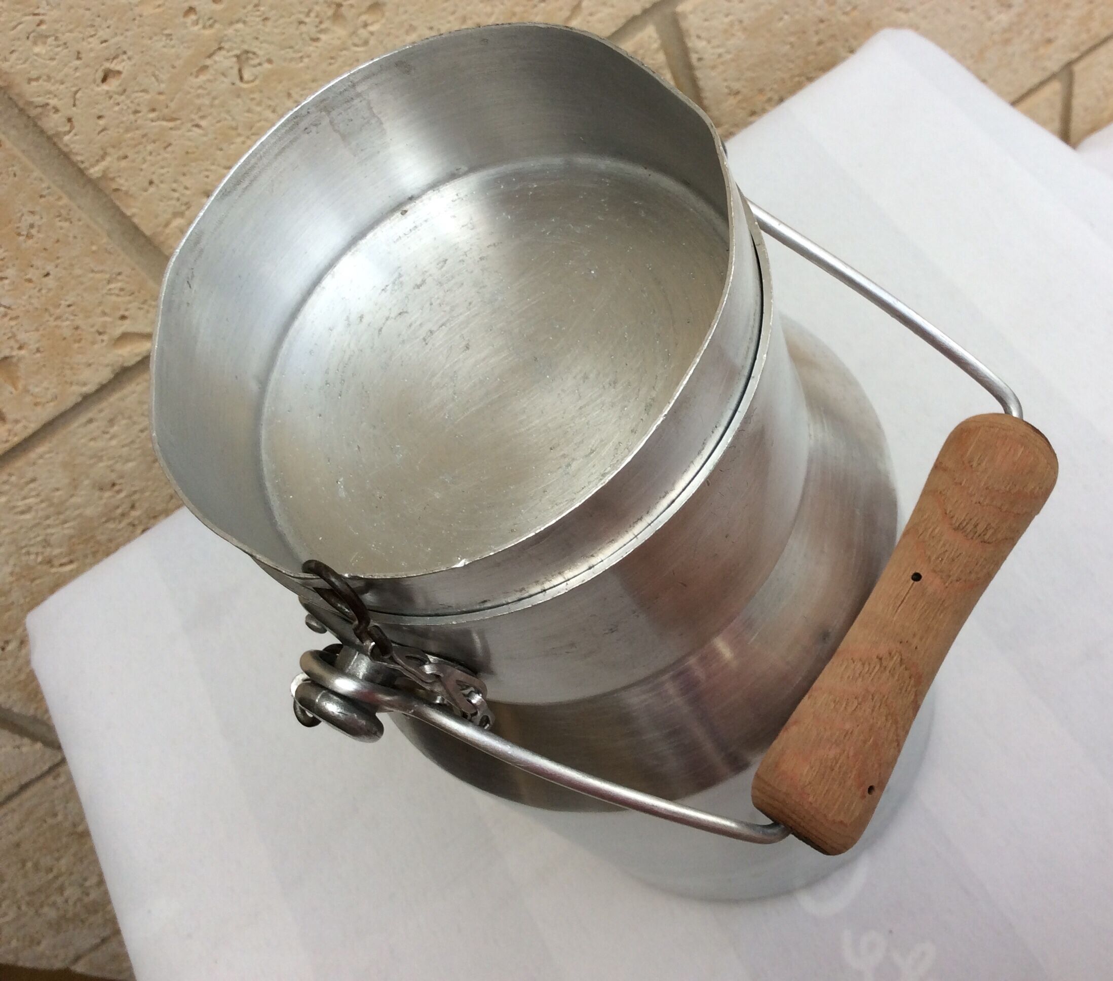 Ancien pot à lait aluminium poignée bois e.l.r alu