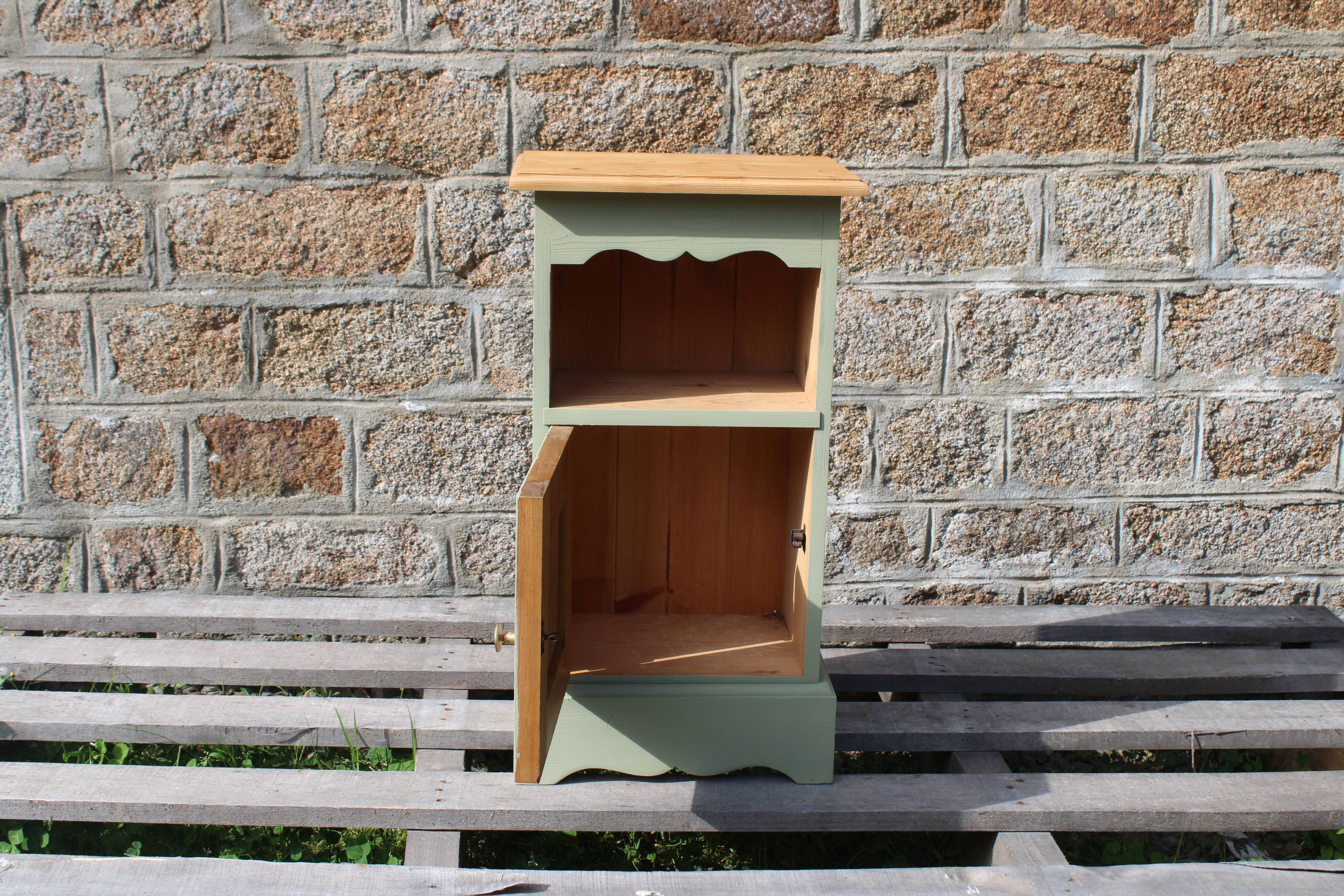 Chevet vintage en pin rénové – Vert Lézard Pure & Paint – Plateau bois natu