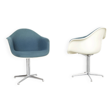 Paire de chaises en fiberglas dal la fonda par charles et ray eames pour vitra