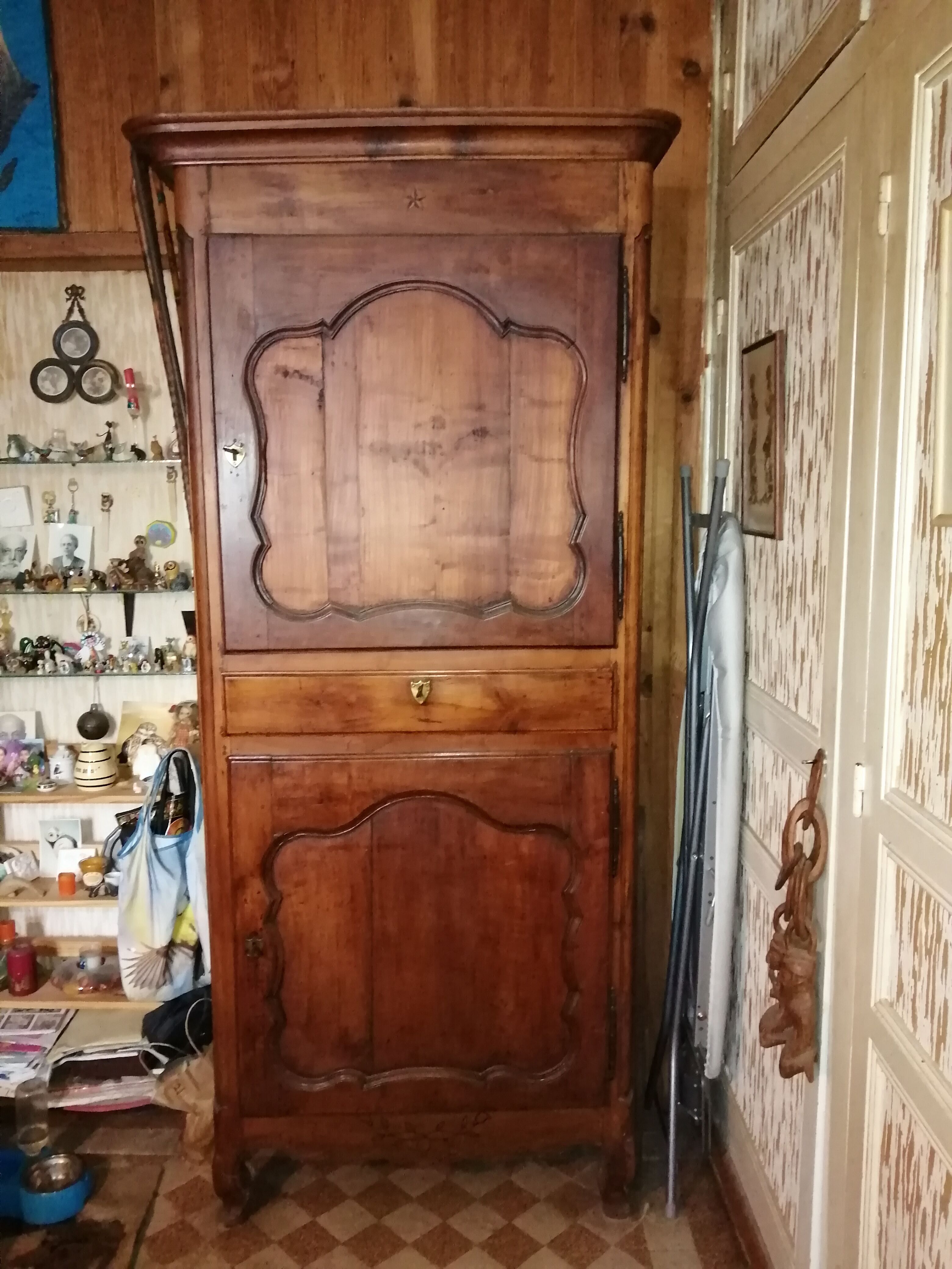 Homme Debout en Merisier Massif