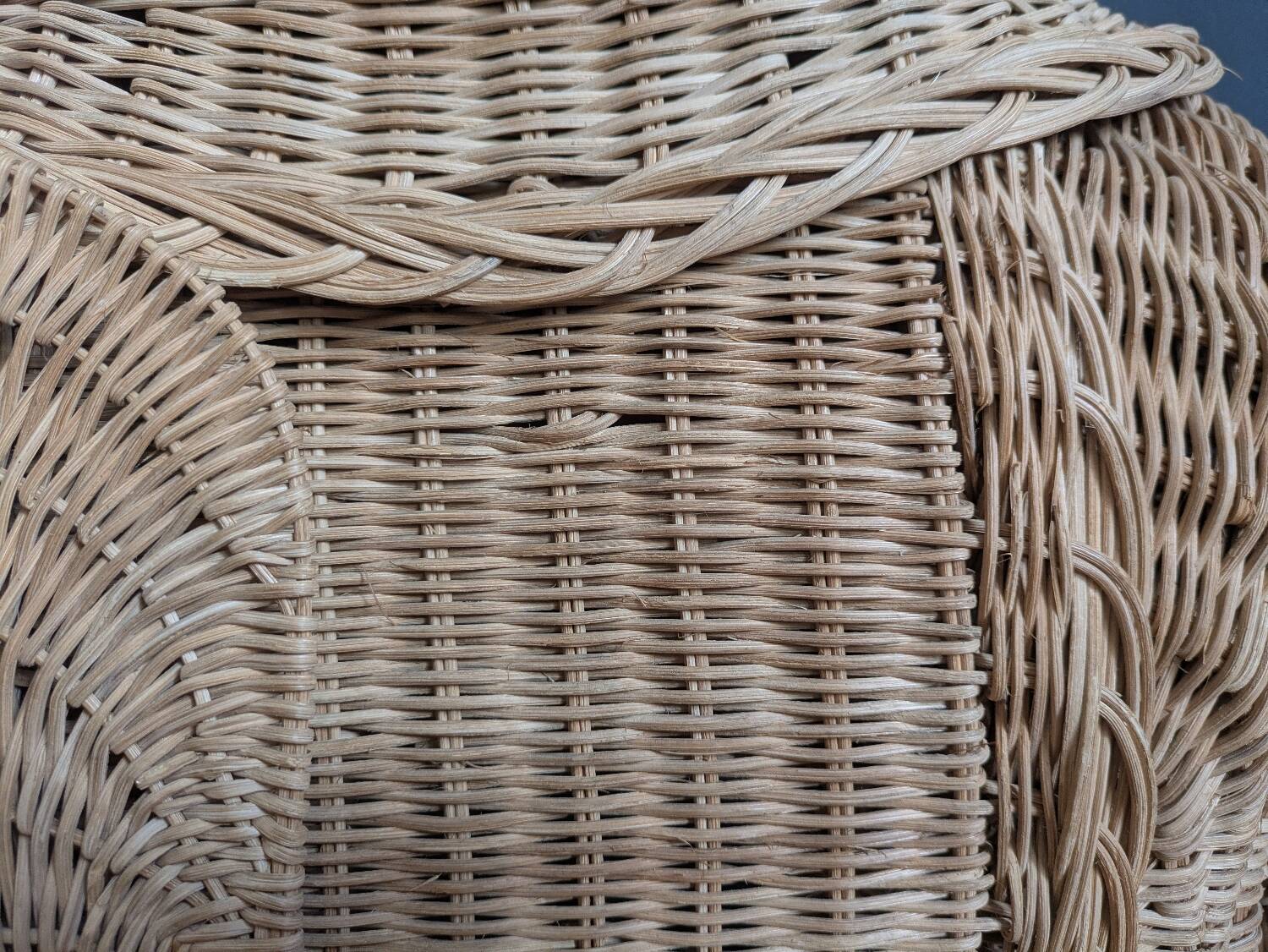 Willow elephant table