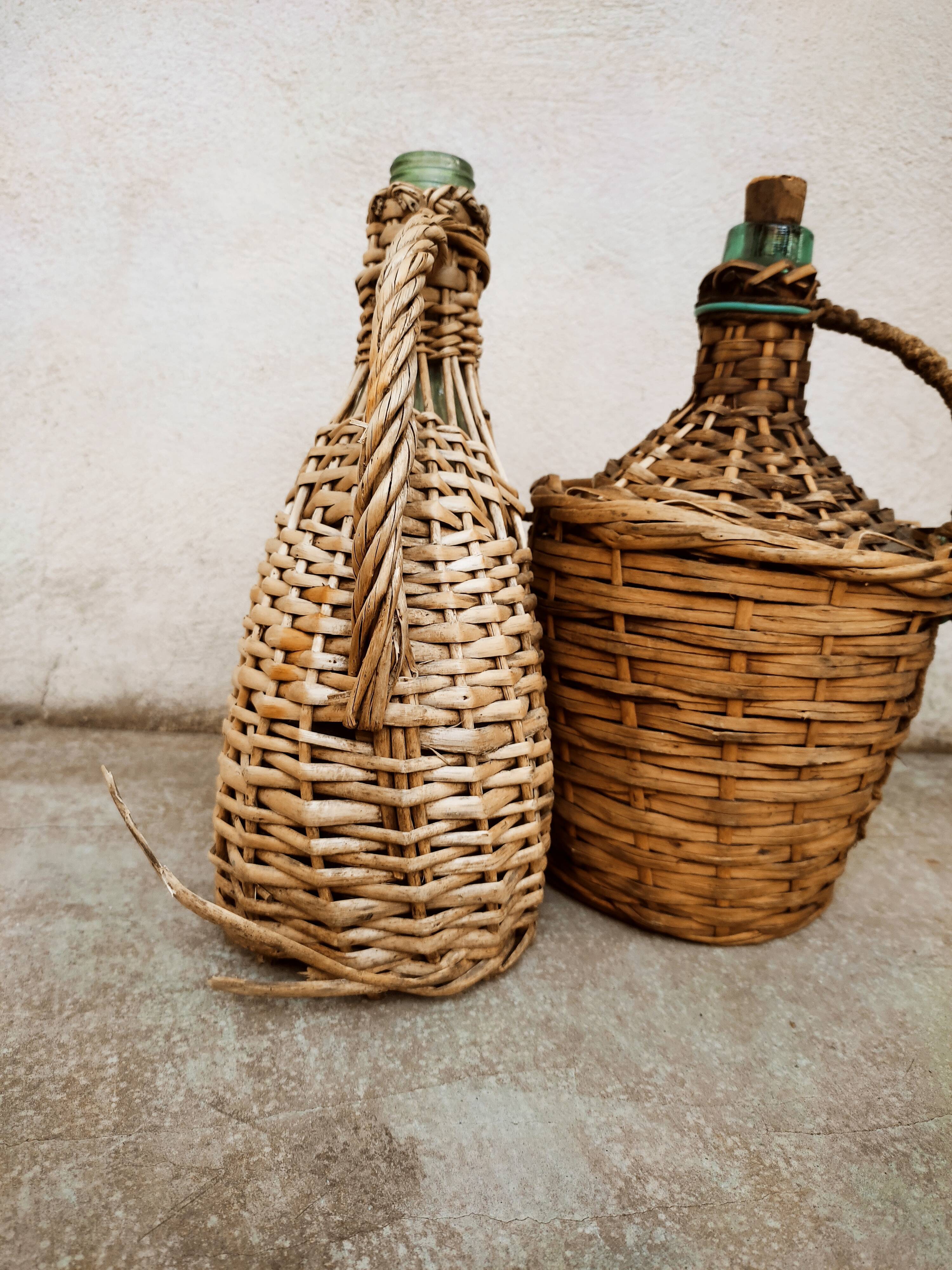 Duo of ladies jeanne with wicker