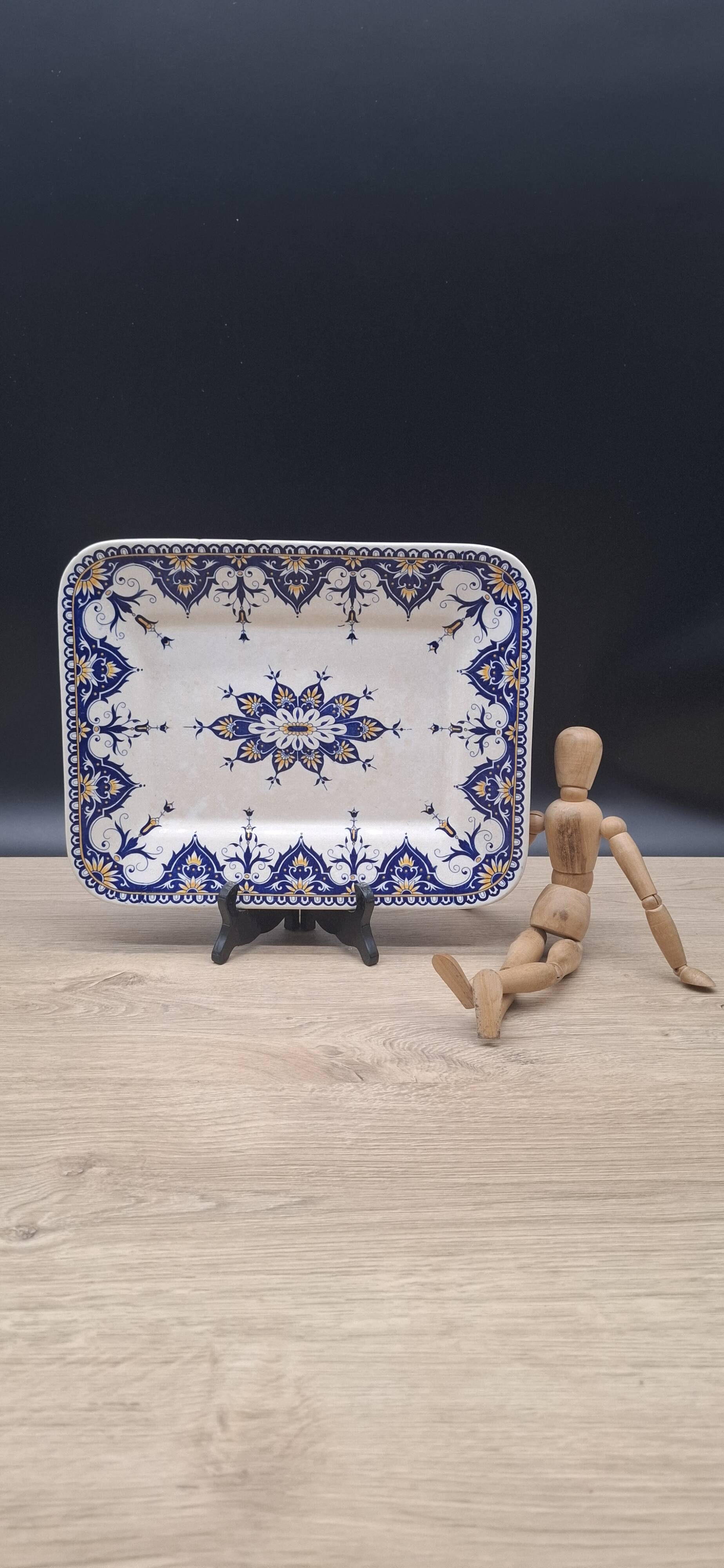 Antique Sarreguemines earthenware dish, Cluny model, 19th century