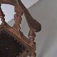 Fauteuil d'angle ancien sculpté avec assise en cuir