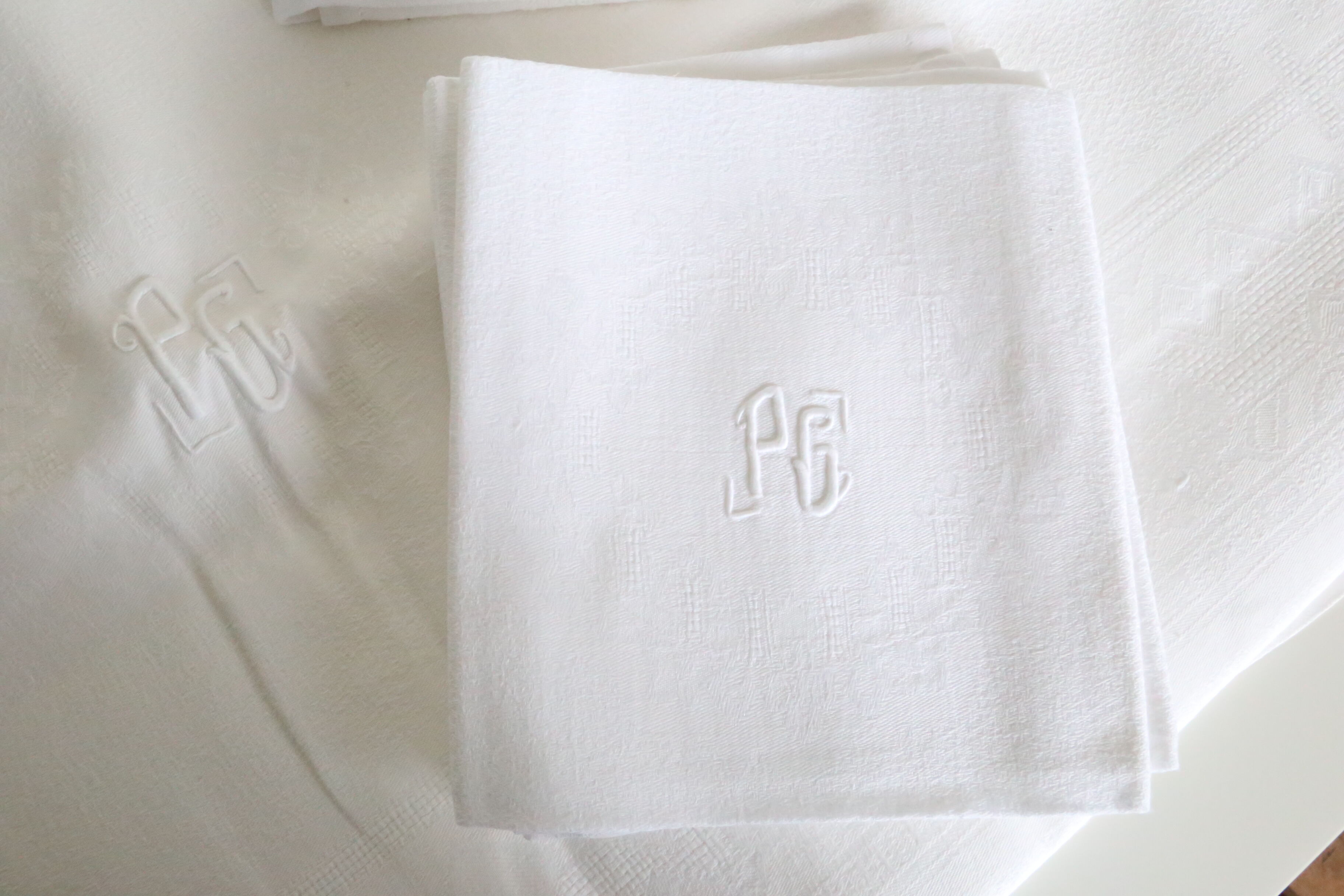 Rectangular damask cotton case and its 11 towels, PG monogram, vintage