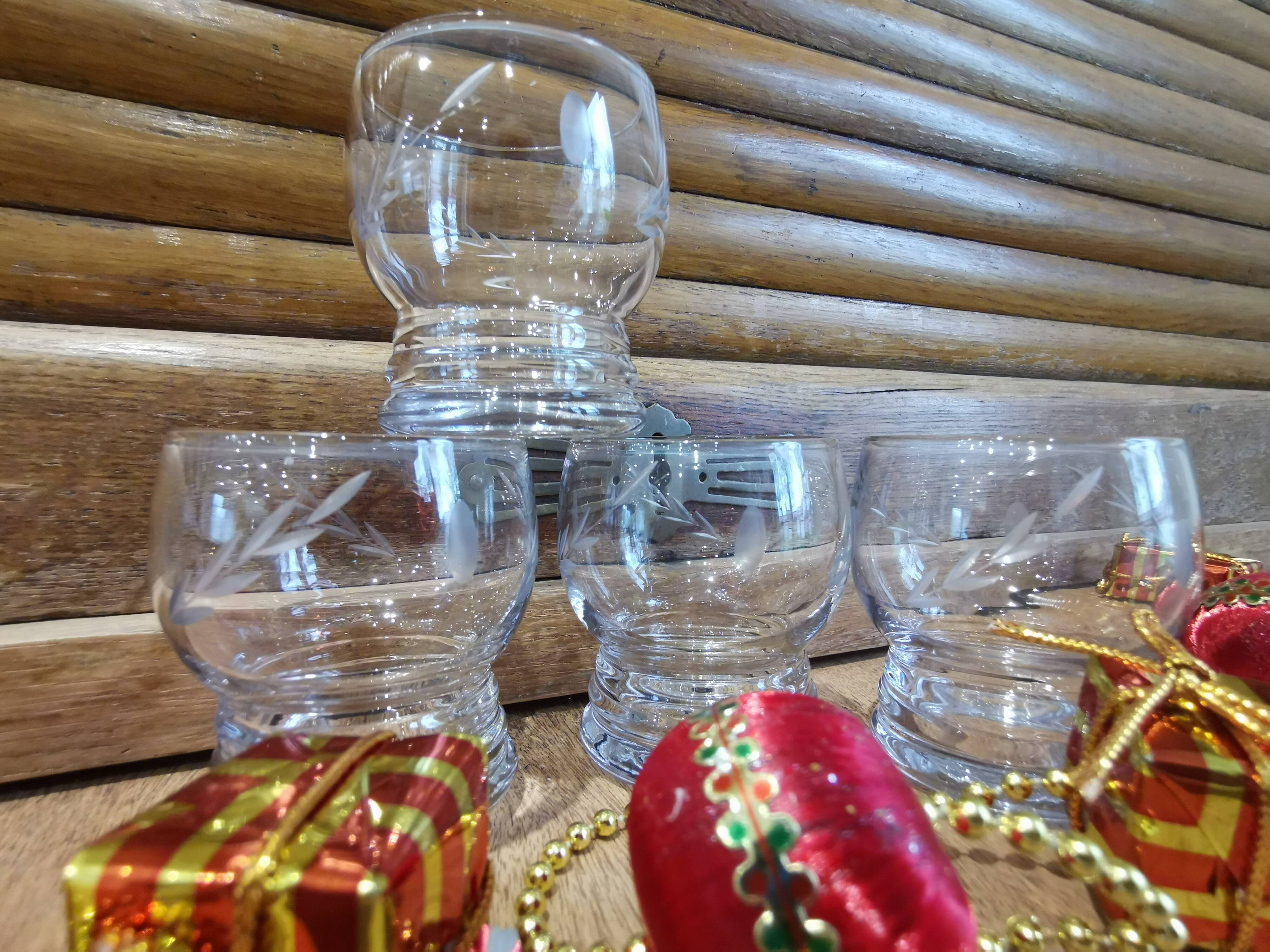 4 small liquor glasses shape engraved ball "ear of wheat"