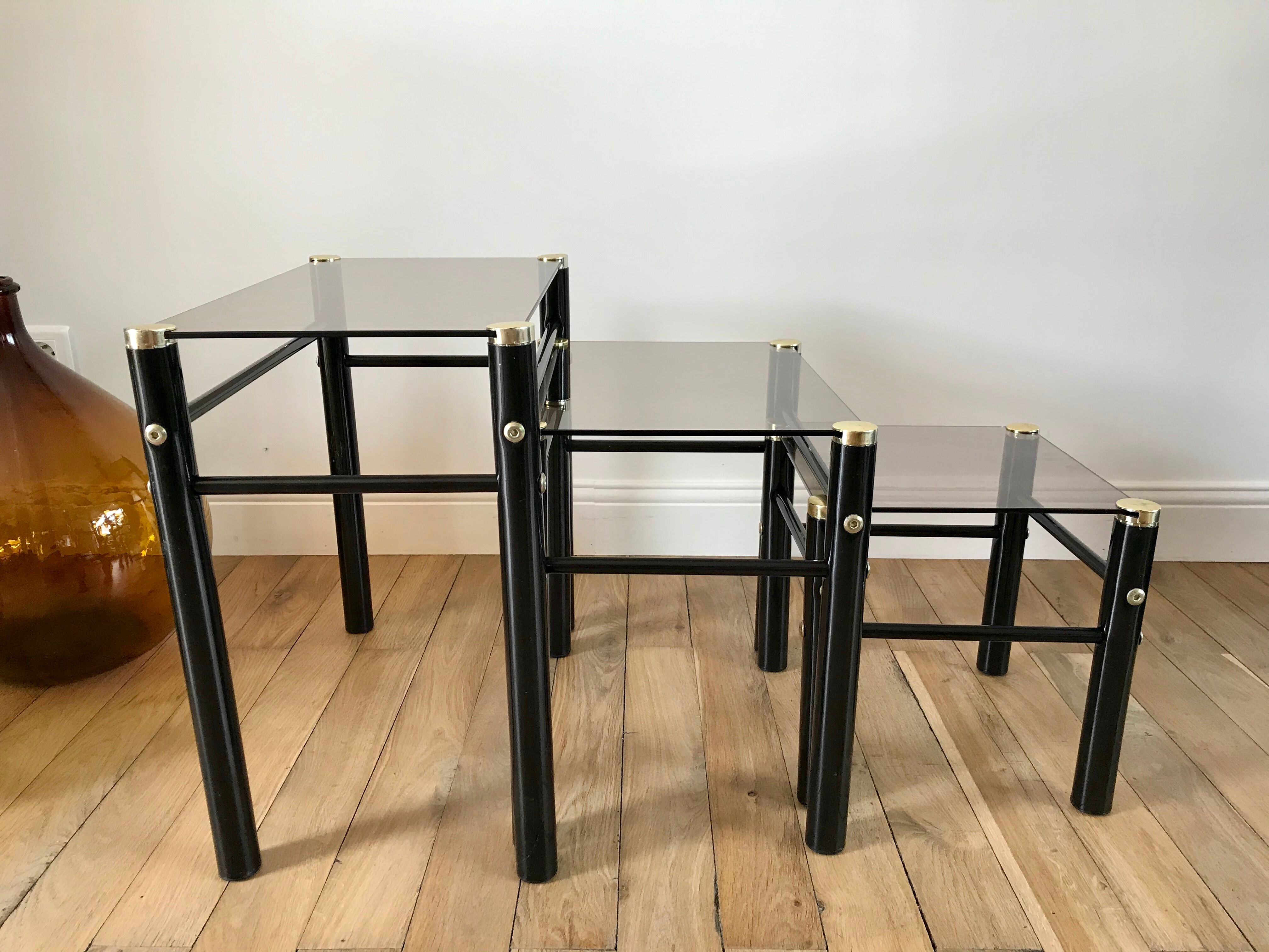 Trio de tables basses gigognes en verre fumé années 70-80