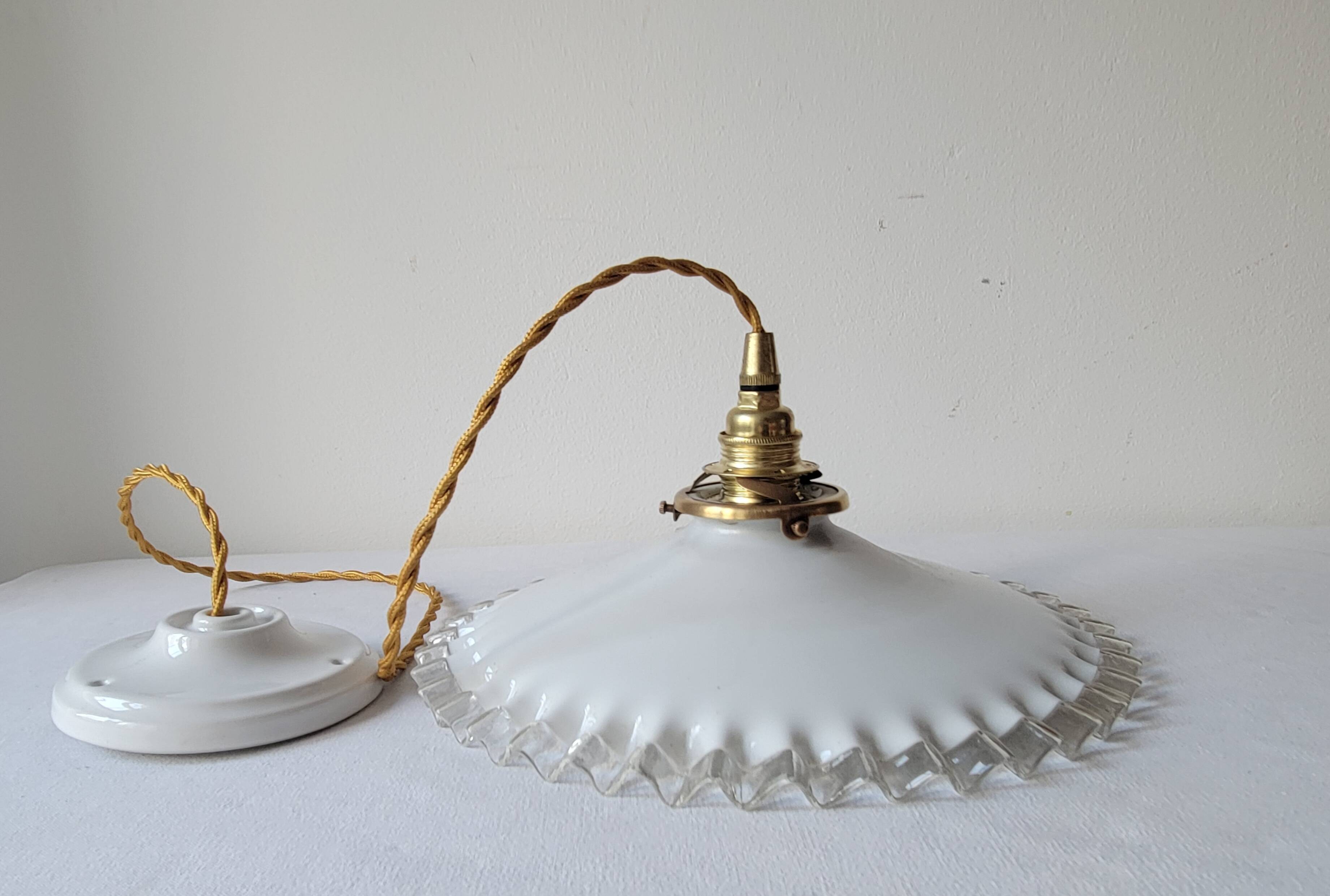 Pendant in serrated opaline