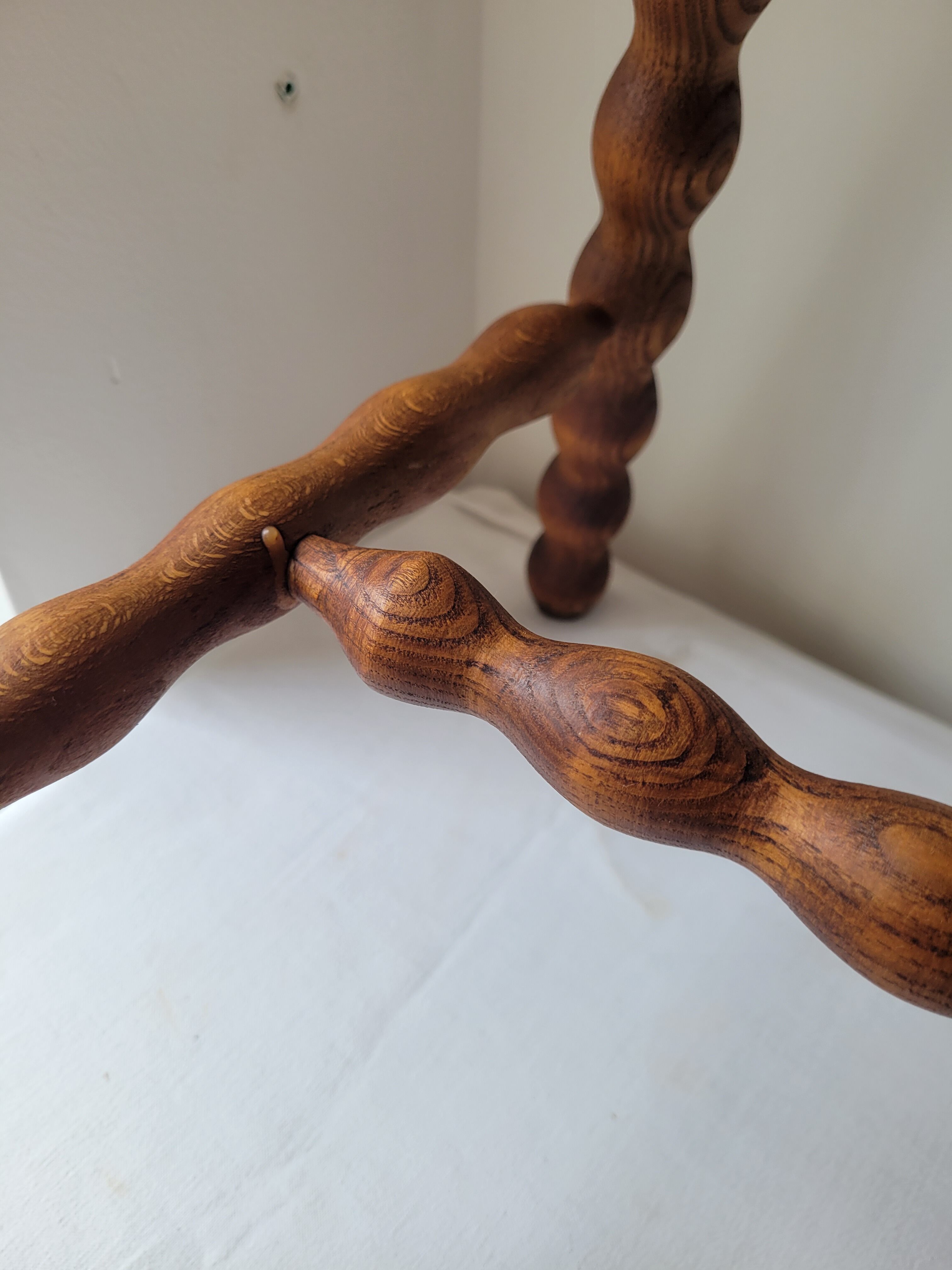 Table basse brutaliste pieds torsadés