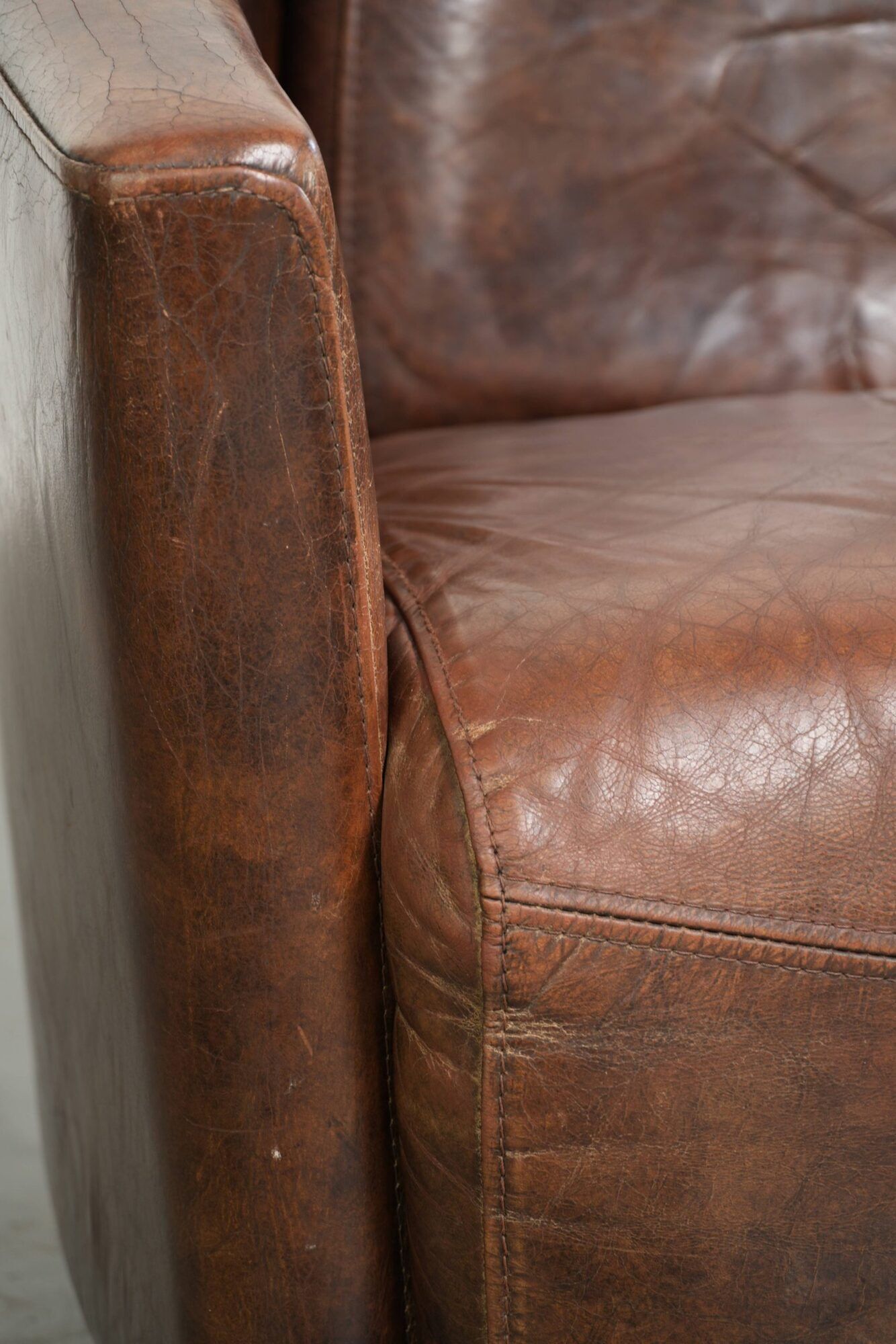 Ensemble de 2 fauteuils Aviateur en cuir de vachette dans une couleur marron chaud.