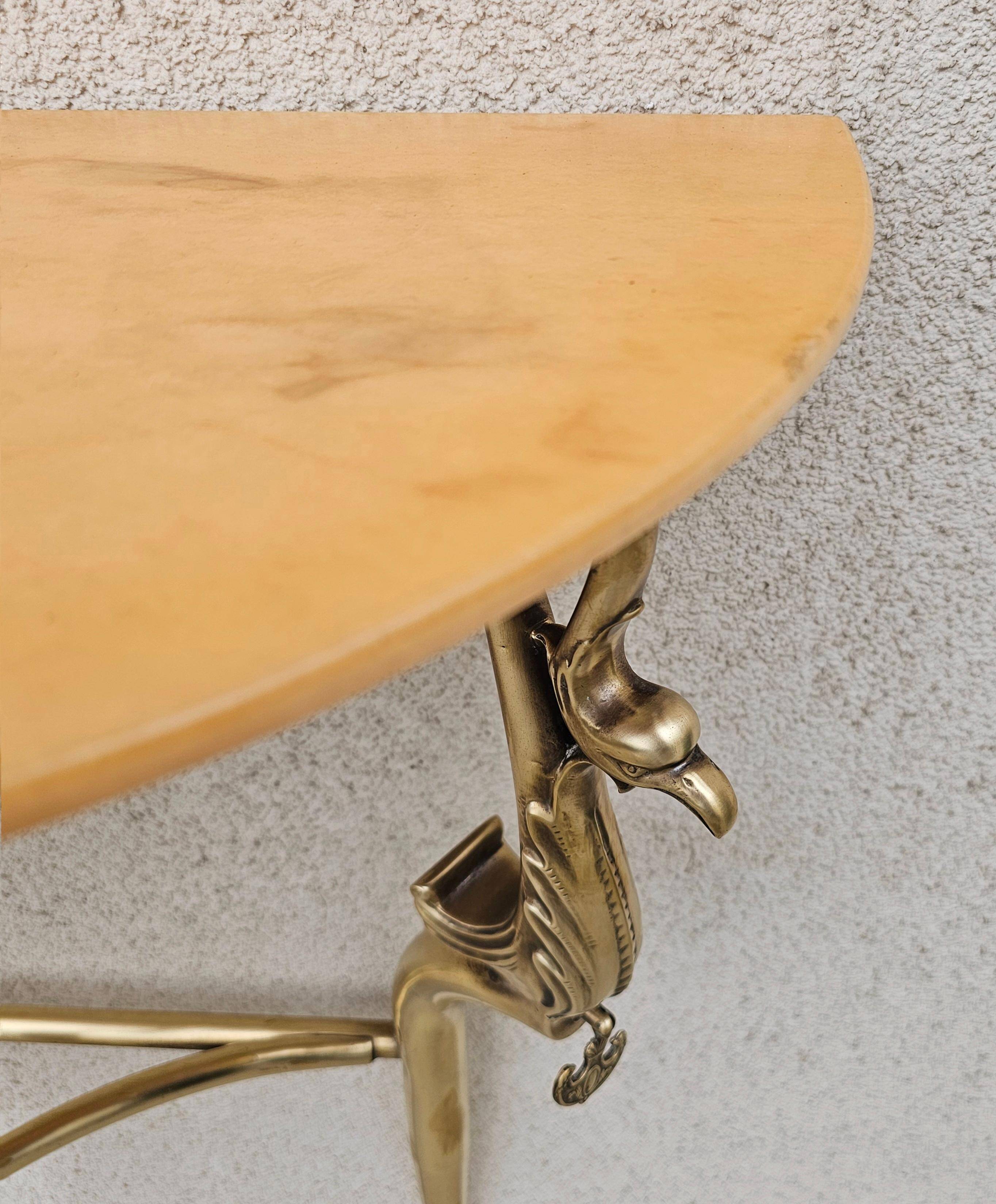 Table console Hollywood Regency en laiton avec dessus en marbre semi-circulaire années 1950