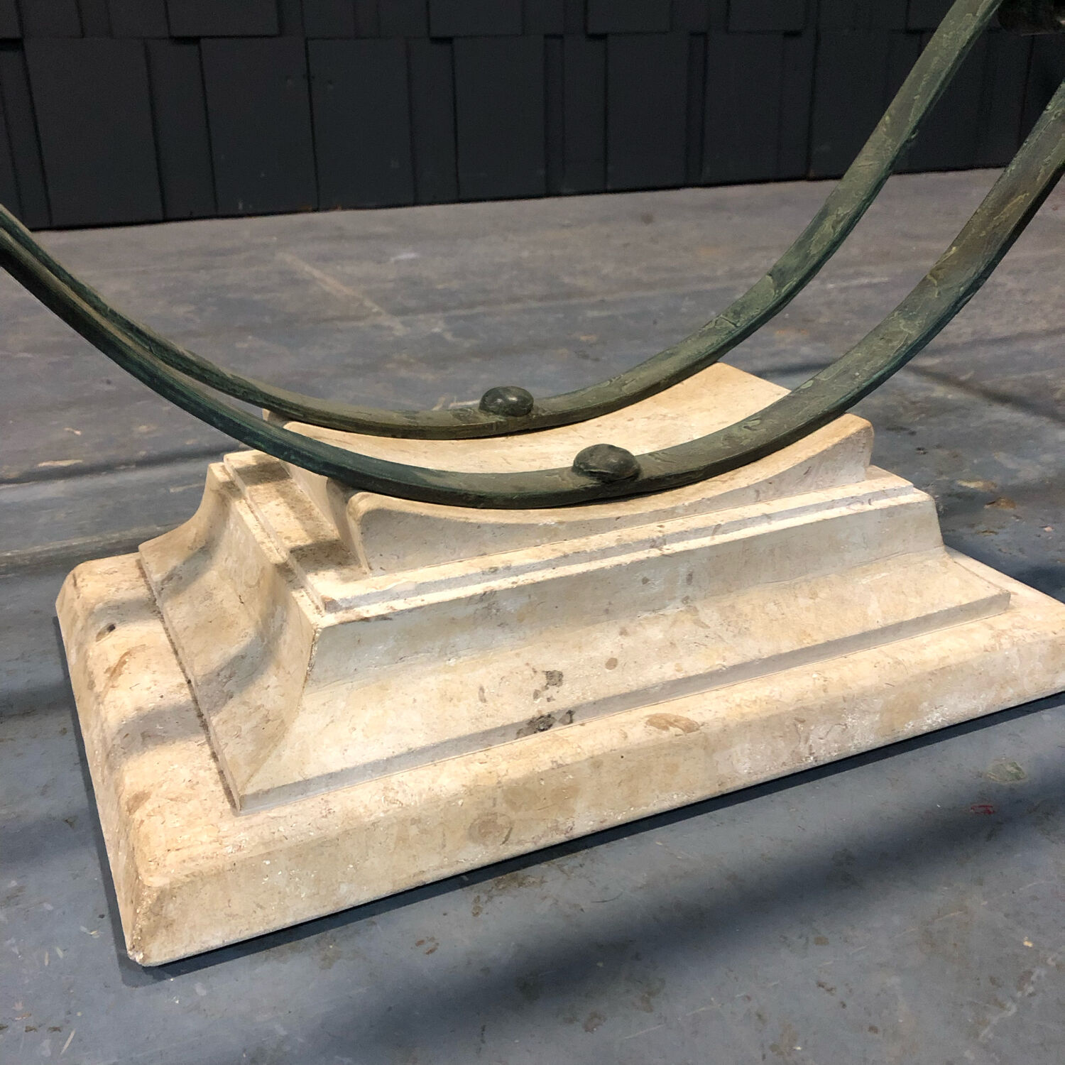 Table basse fer et verre patine antique