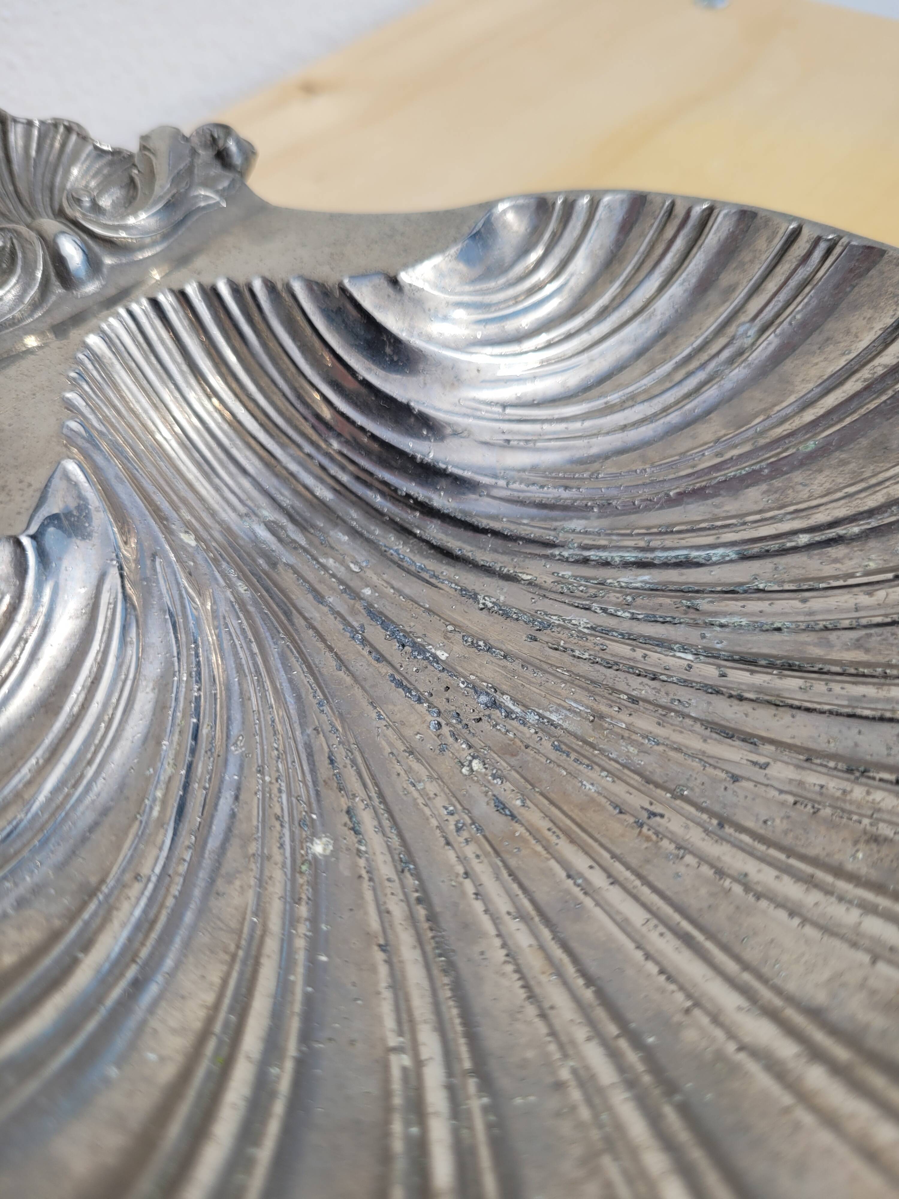 Silver scallop shell emptier