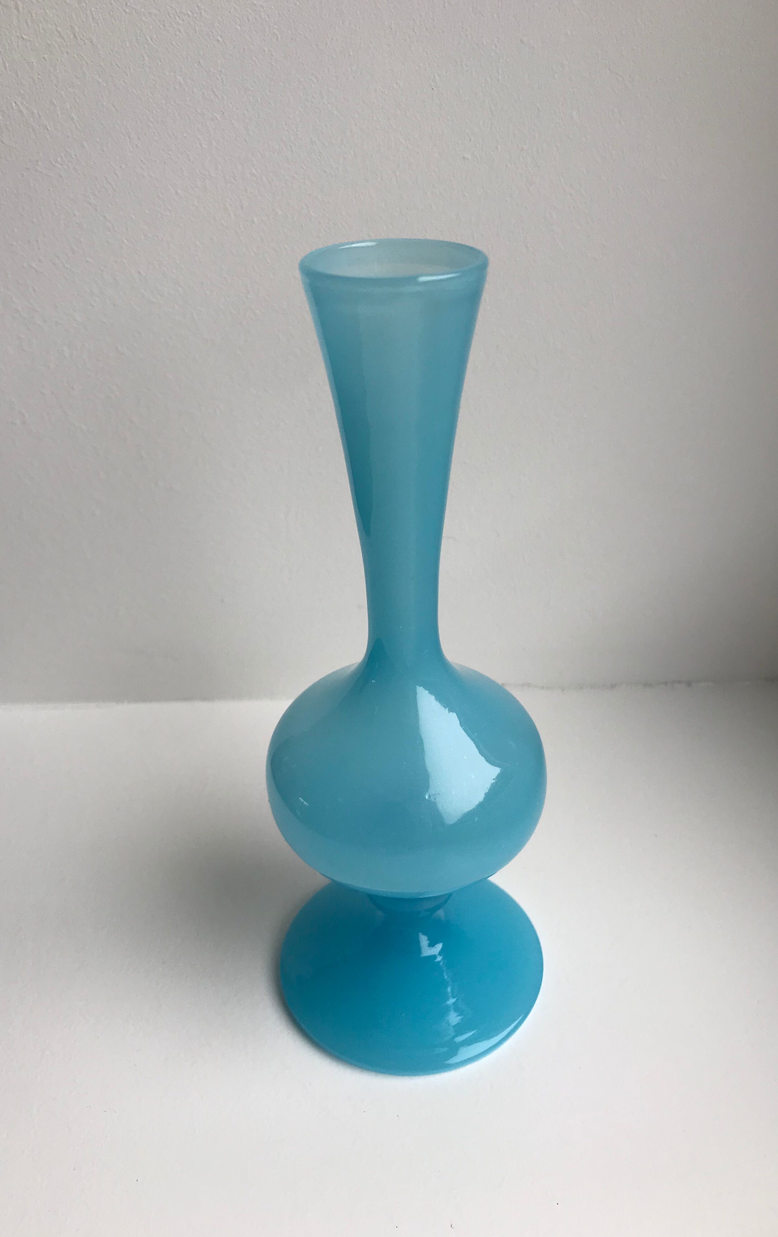 Vase en opaline bleu ciel années 50