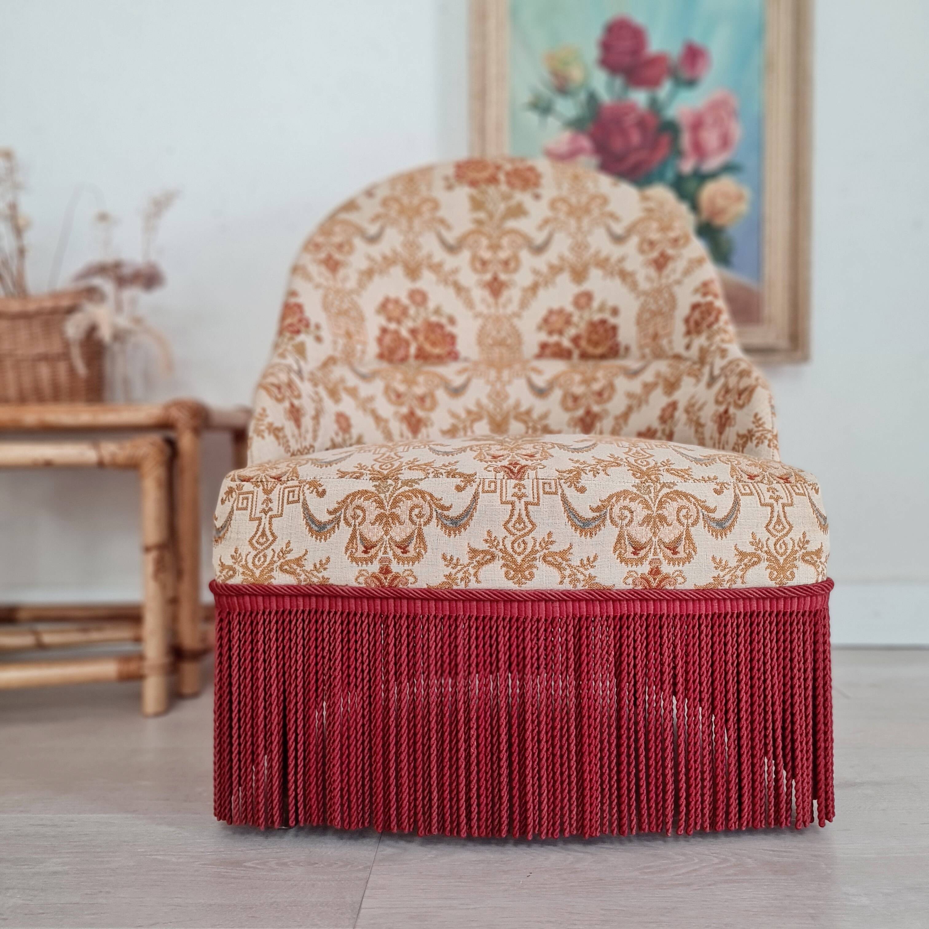 Beige toad armchair with floral patterns and red fringes