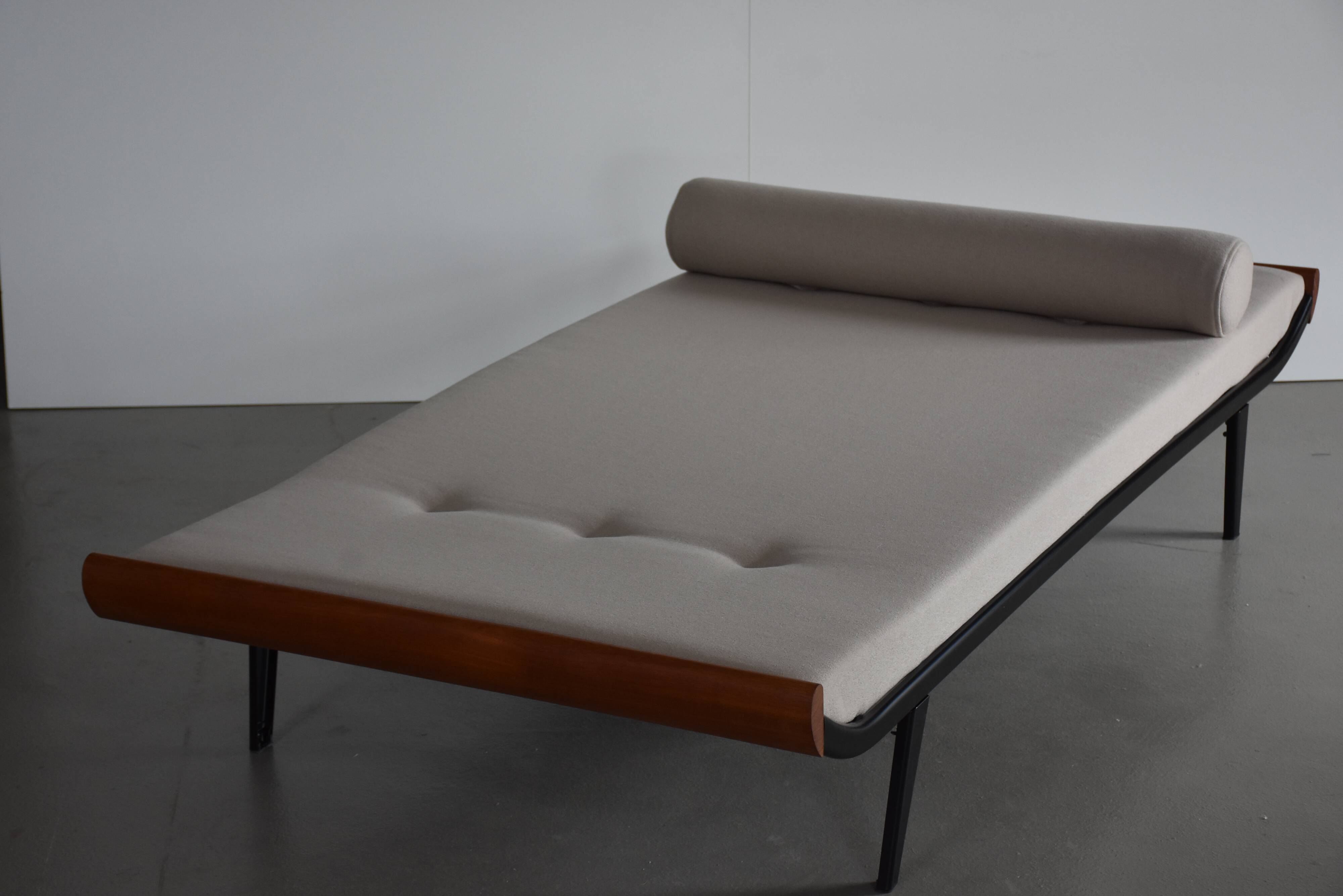 Méridienne Cléopâtre restaurée au design du milieu du siècle - Structure en teck et métal, années 60