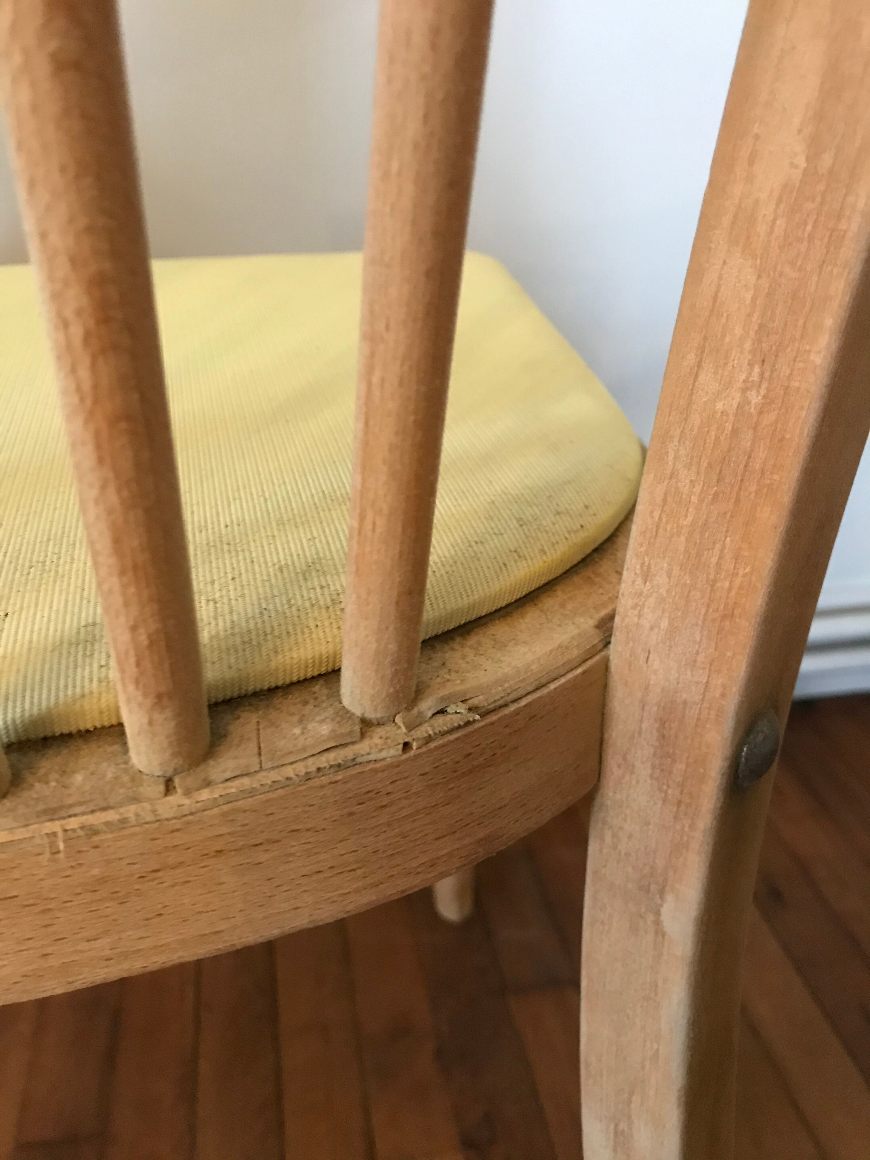 Chaise en bois et skaï jaune