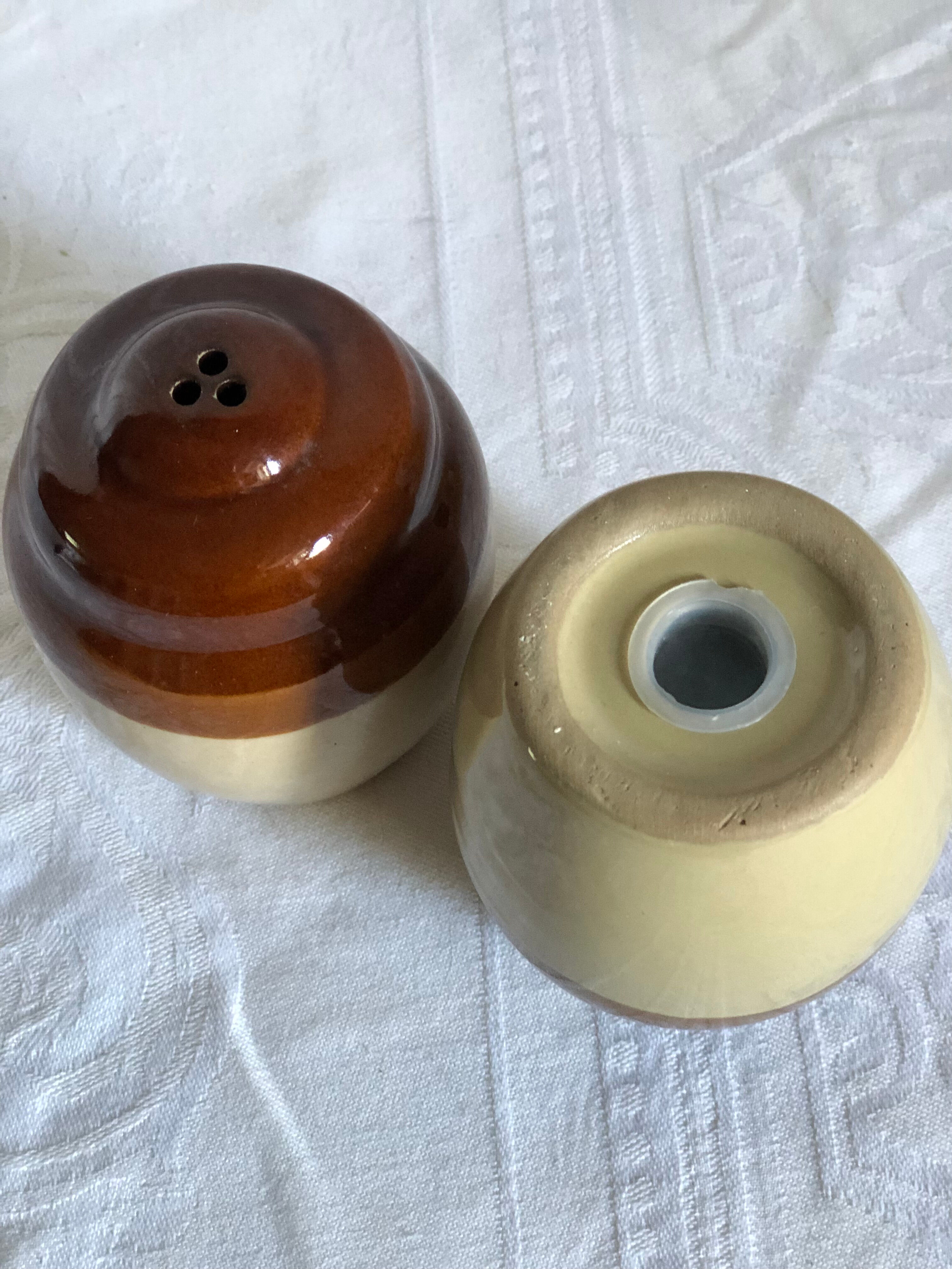 Salt pepper in sandstone