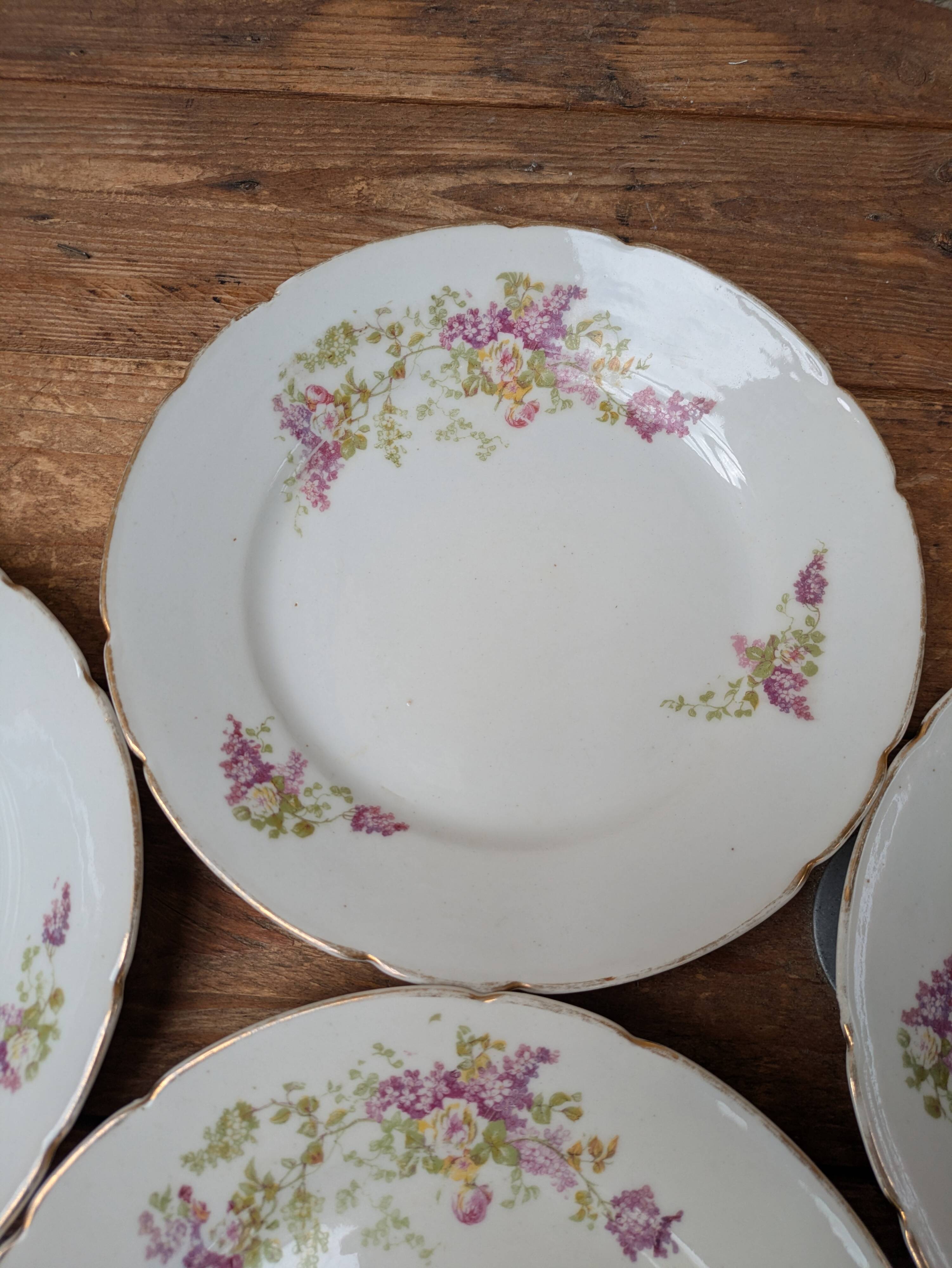 7 dessert plates in porcelain with a violet lilac design and a gold rim.