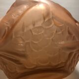 Vase boule style art déco rose en verre pressé moulé