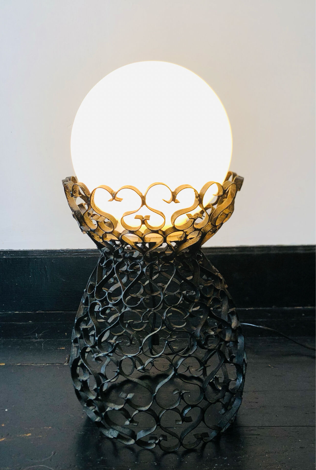 Lame en fer forgé artisanale et globe en opaline blanche