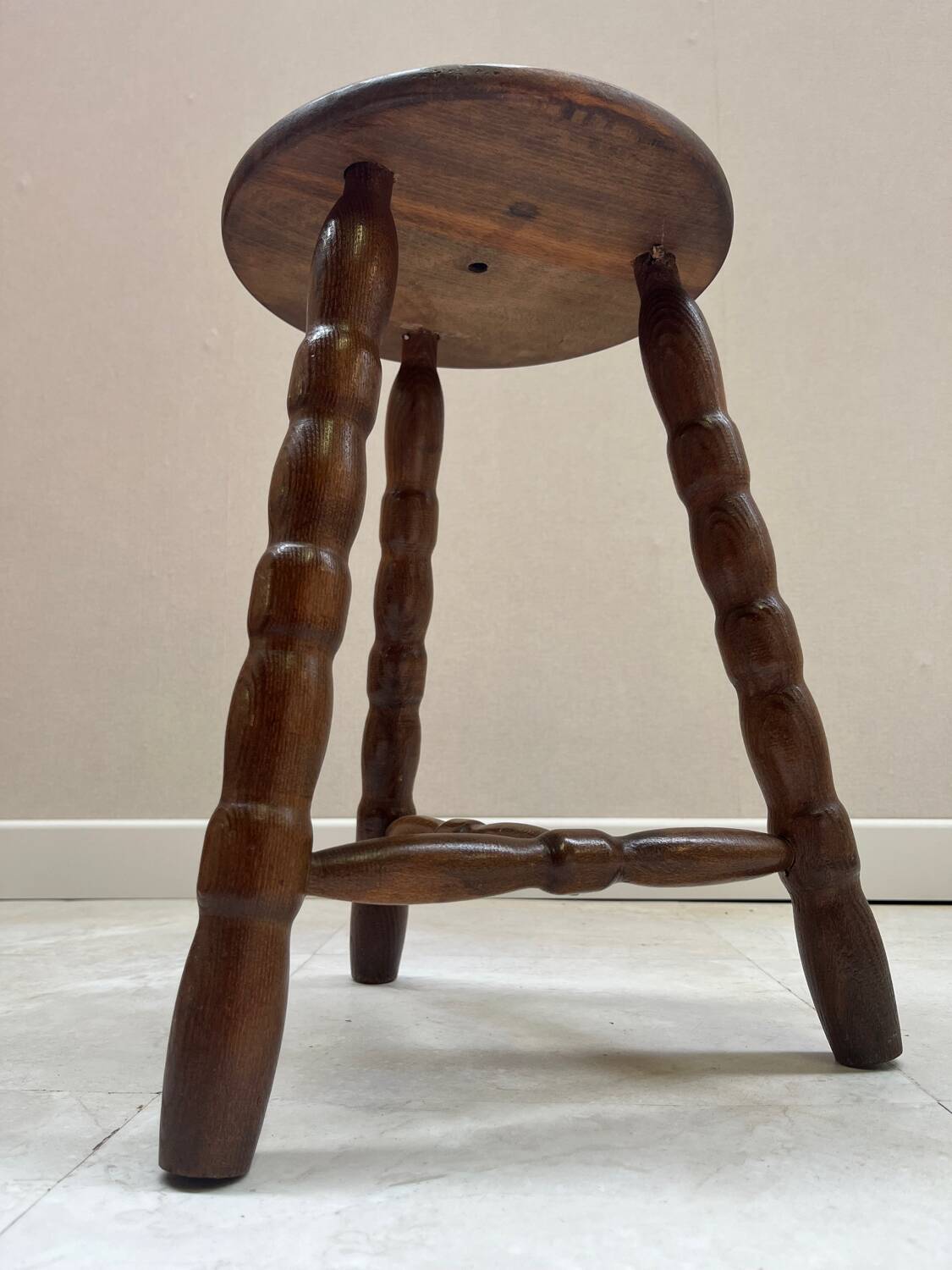 Tabouret tripode en bois