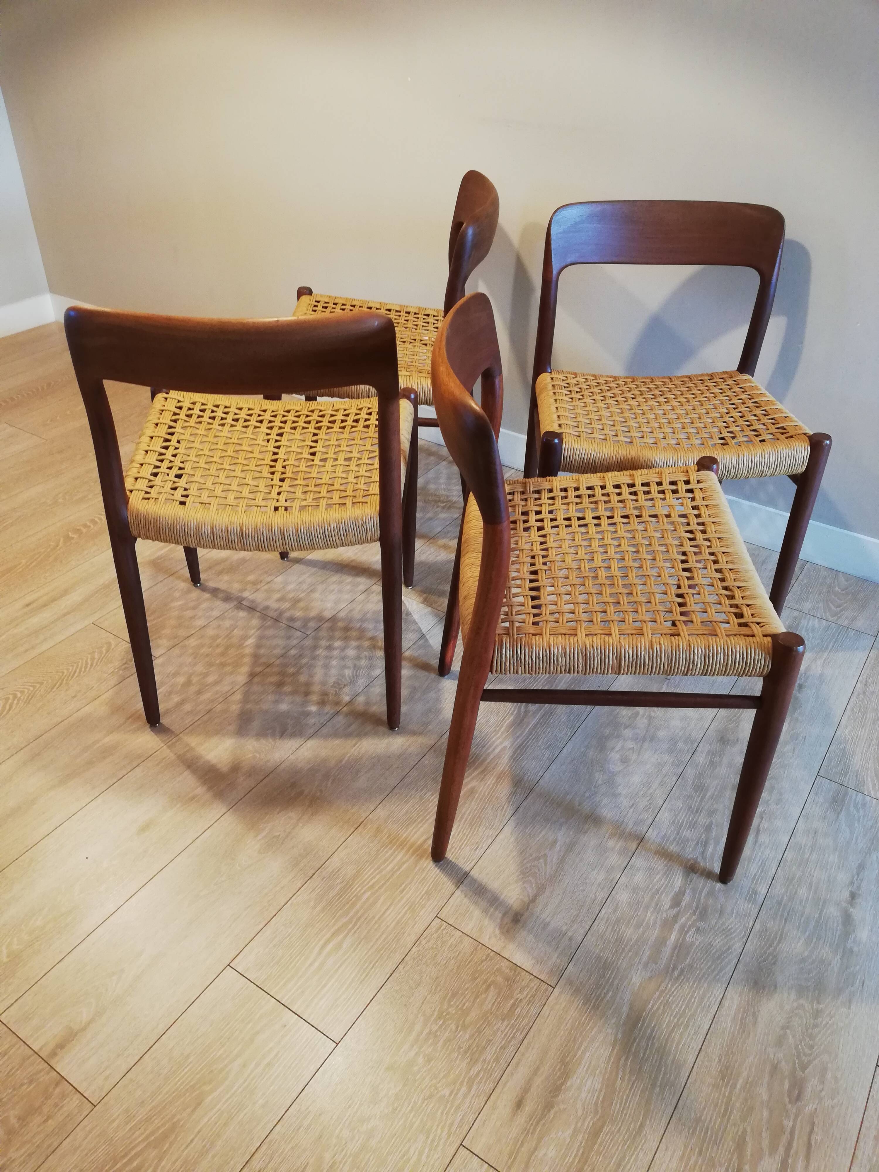 Ensemble de 4 chaises scandinaves modèle 75 de Niels Otto Moller