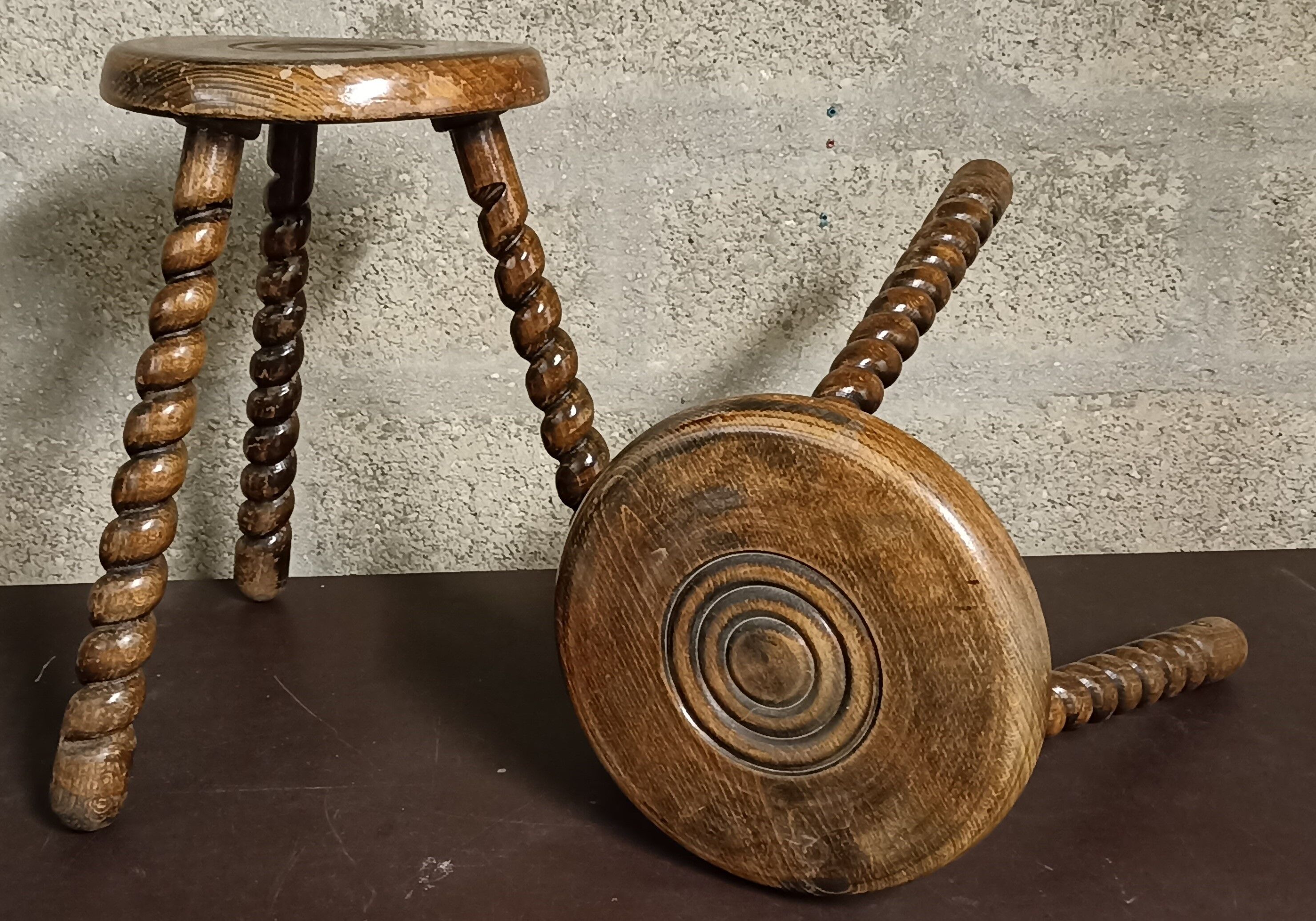 Tabourets tripodes bois pieds torsadés