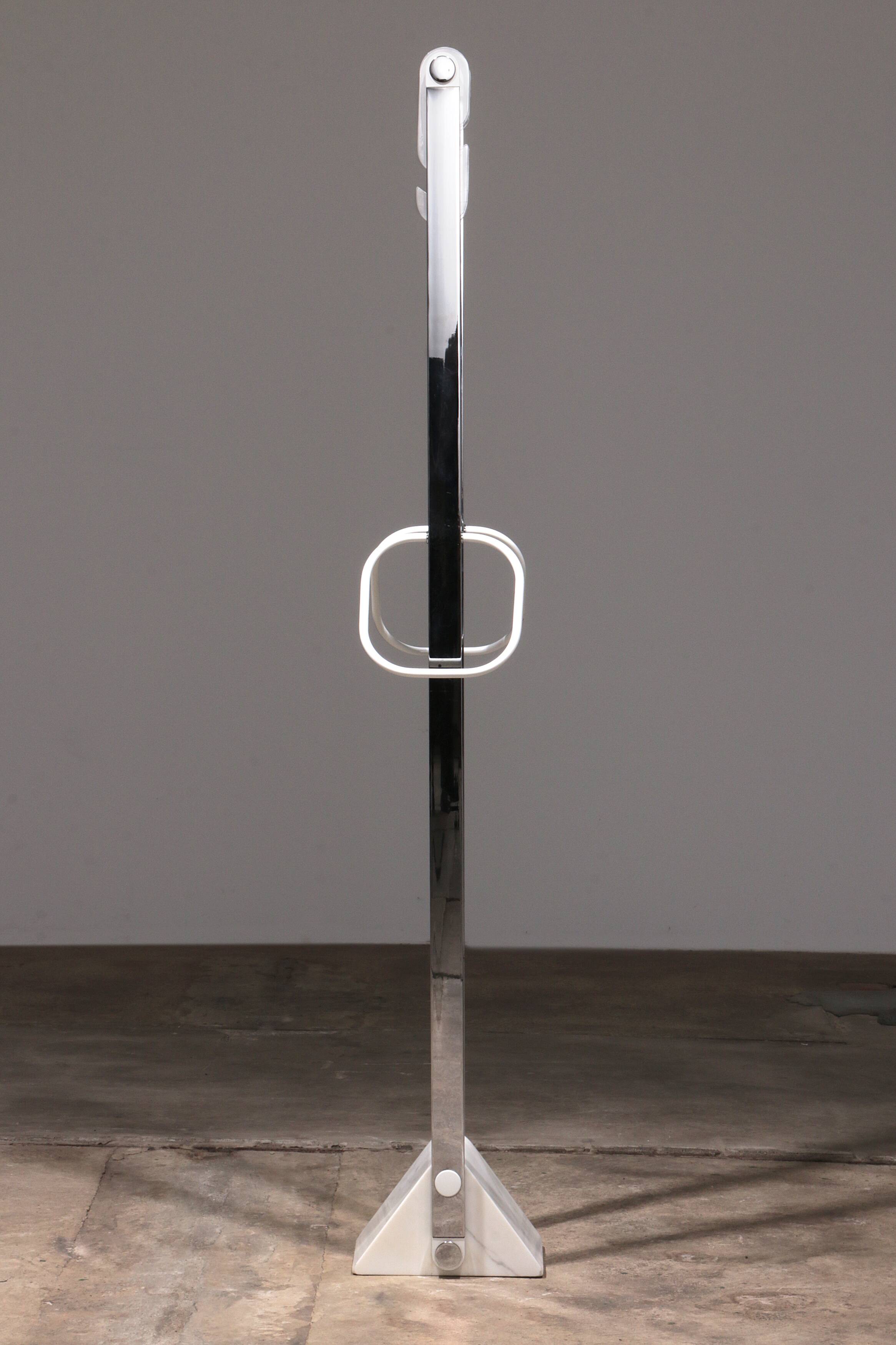 Italian Design Coat rack with white marble base and chrome uprights, 1970