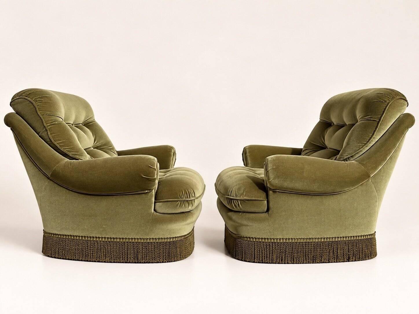 Pair of English style crapaud armchairs – 1960s – Olive green velvet