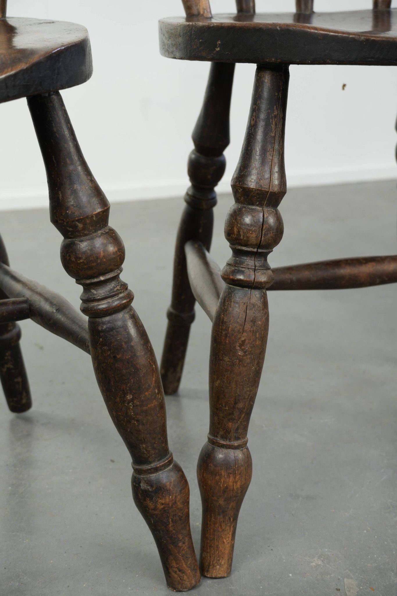 Set of 4 antique English wooden Windsor pub/bistro chairs from 19th century