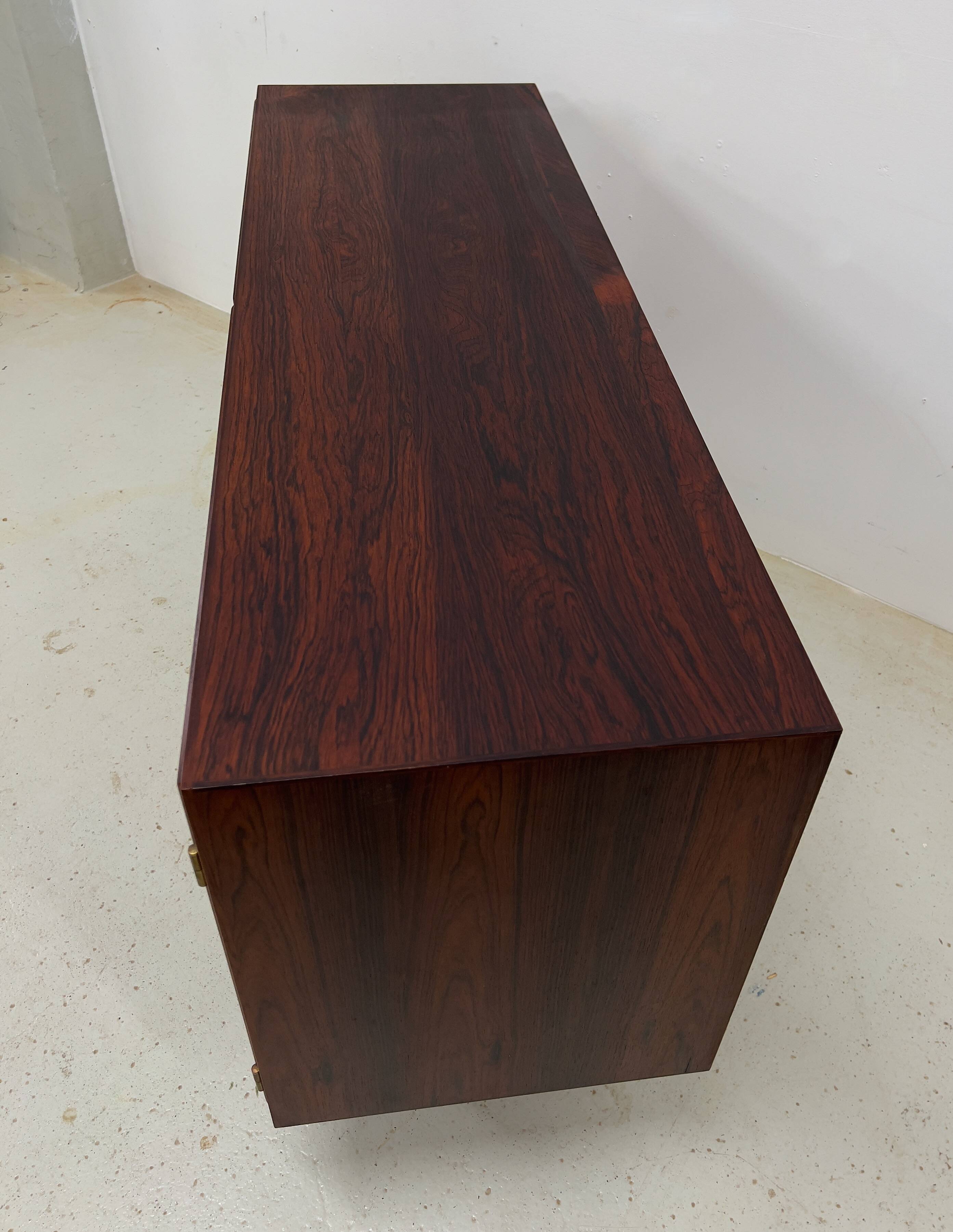 Buffet en palissandre par Gunni Omann, Danemark, années 1960.