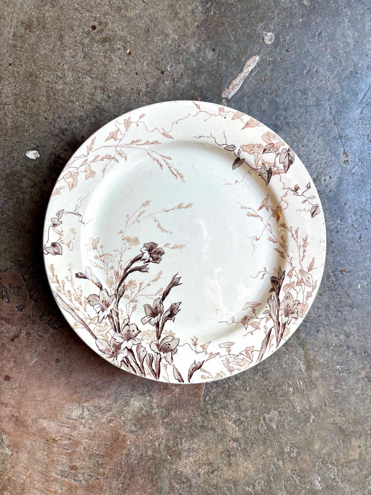 Ironware cake plate from Creil and Montereau, "Glaïeul" service