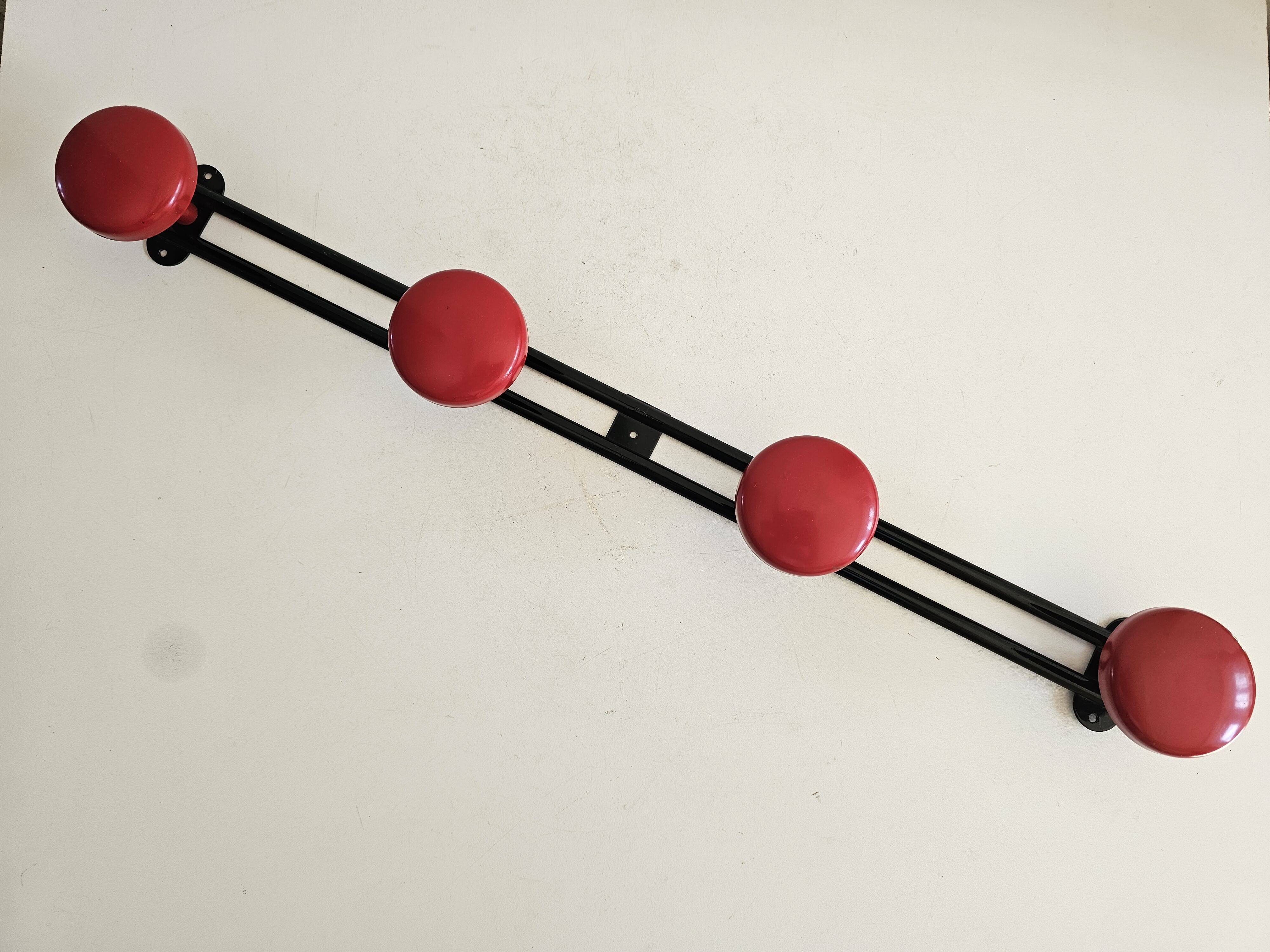 Wall-mounted coat rack in black and red metal (4 hooks)