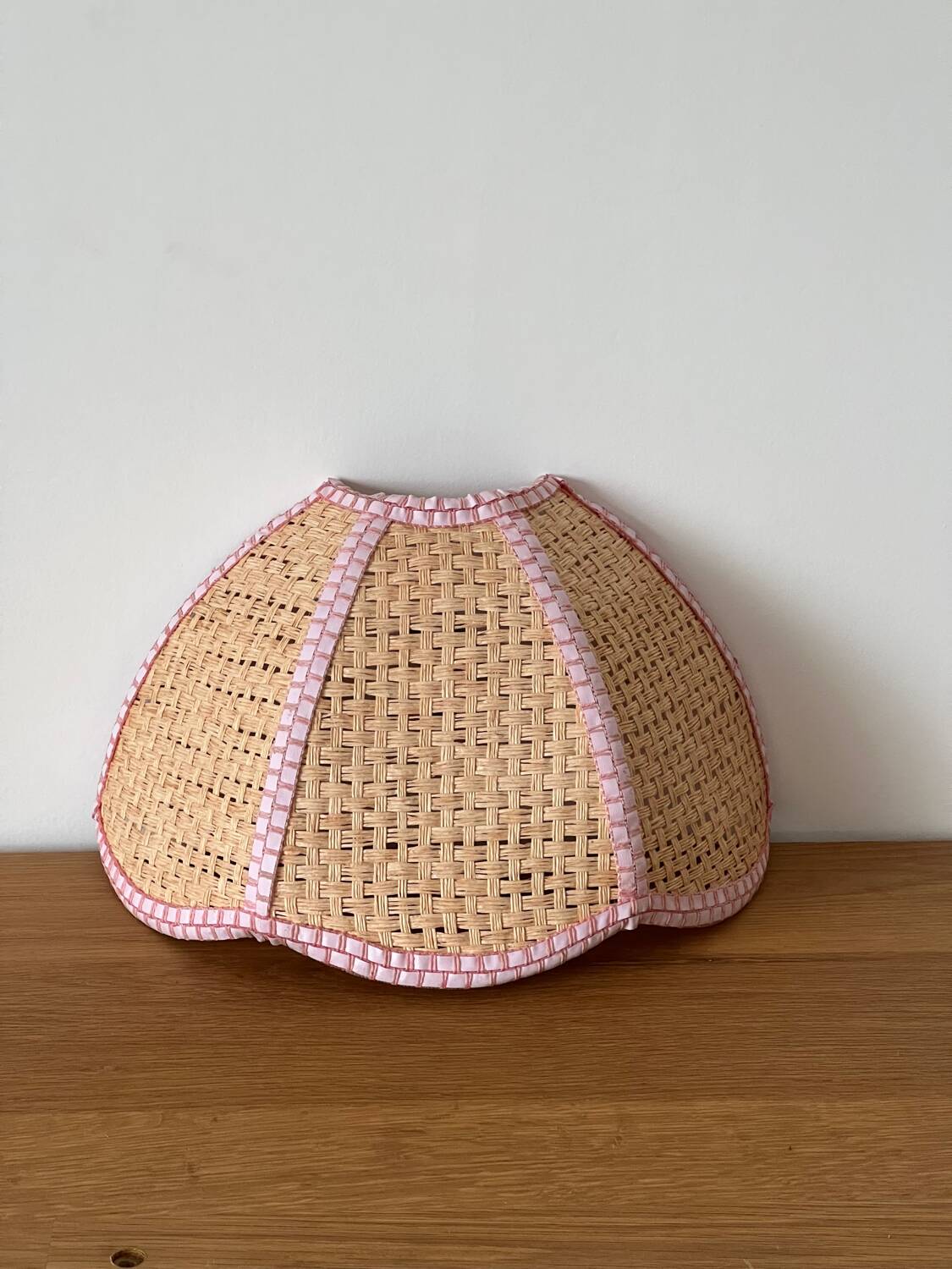 Flower applique in raffia and pink fabrics