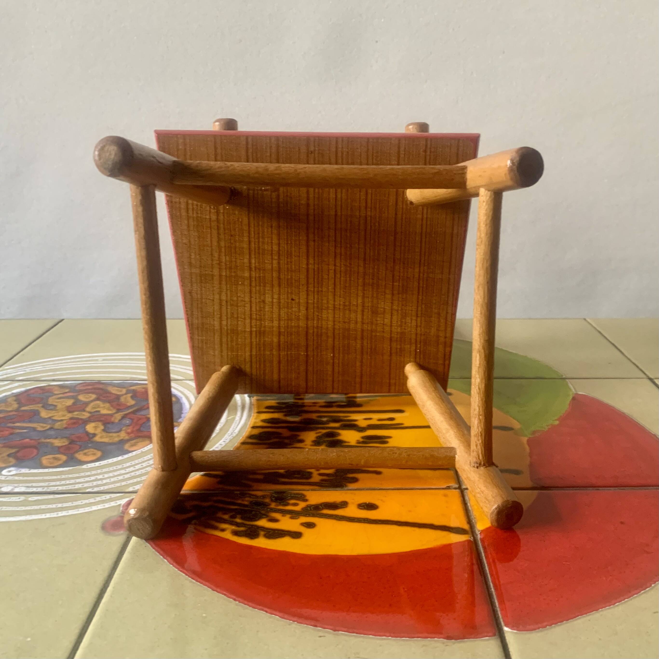 Ancienne chaise en bois paur poupée