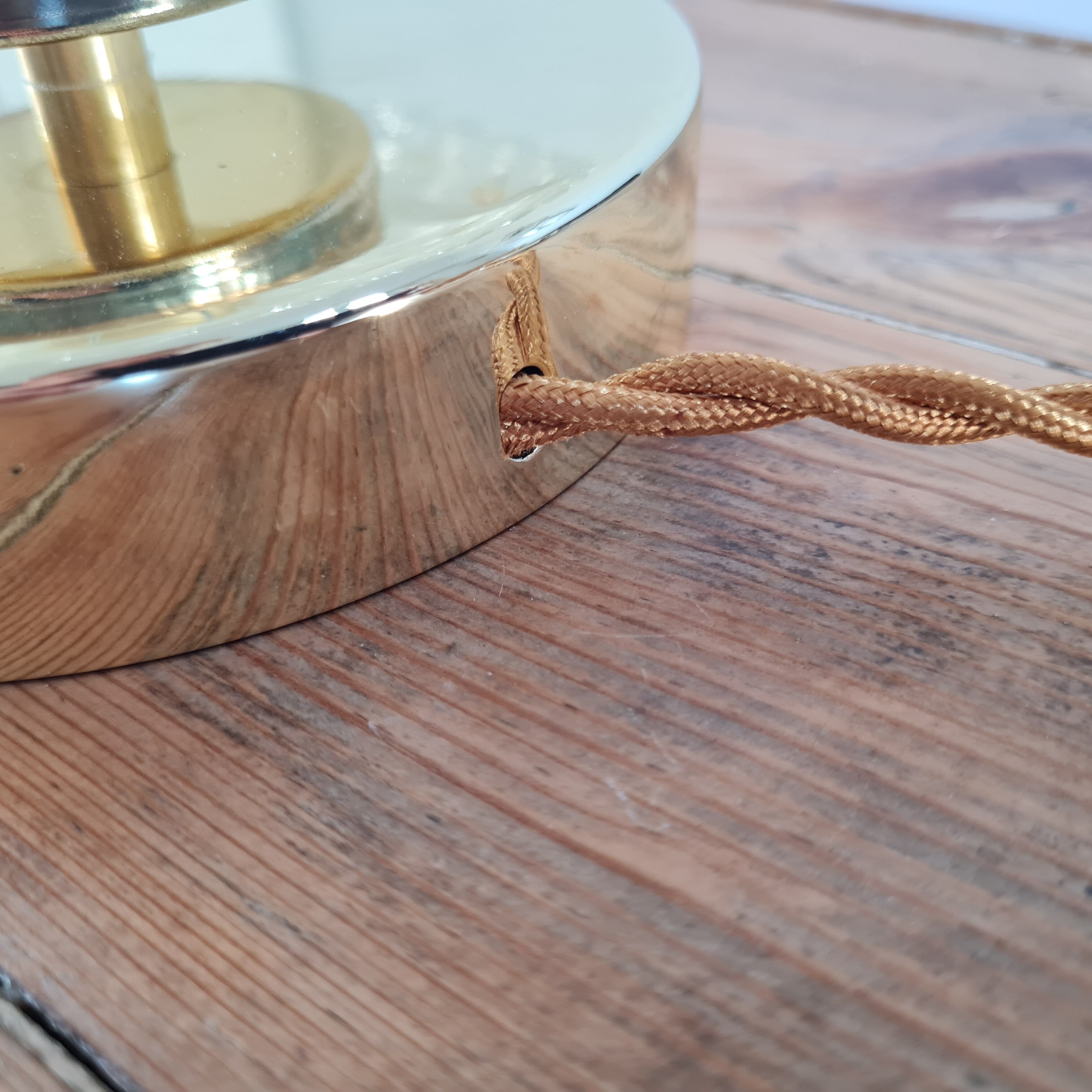 Chiseled cerre table lamp