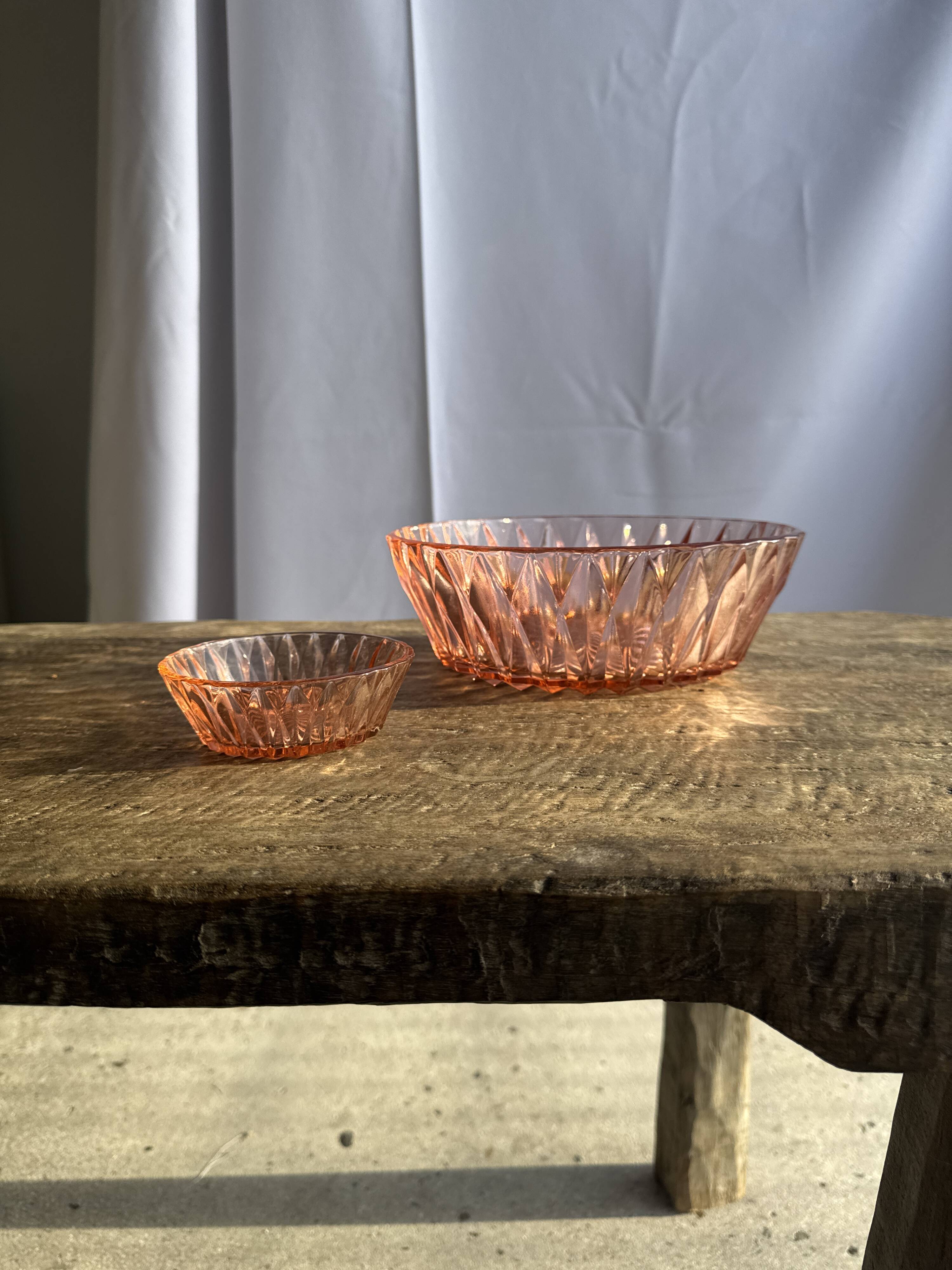 Service en verre rose vintage composé d'un saladier et de 8 coupelles