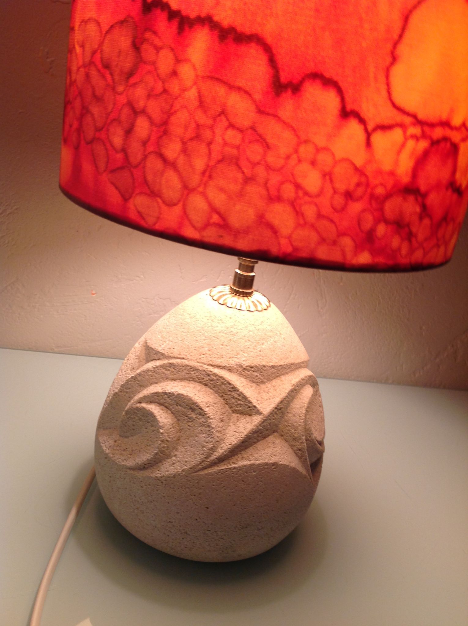 Ovoid lamp in carved stone and printed lampshade / vintage 60-70s