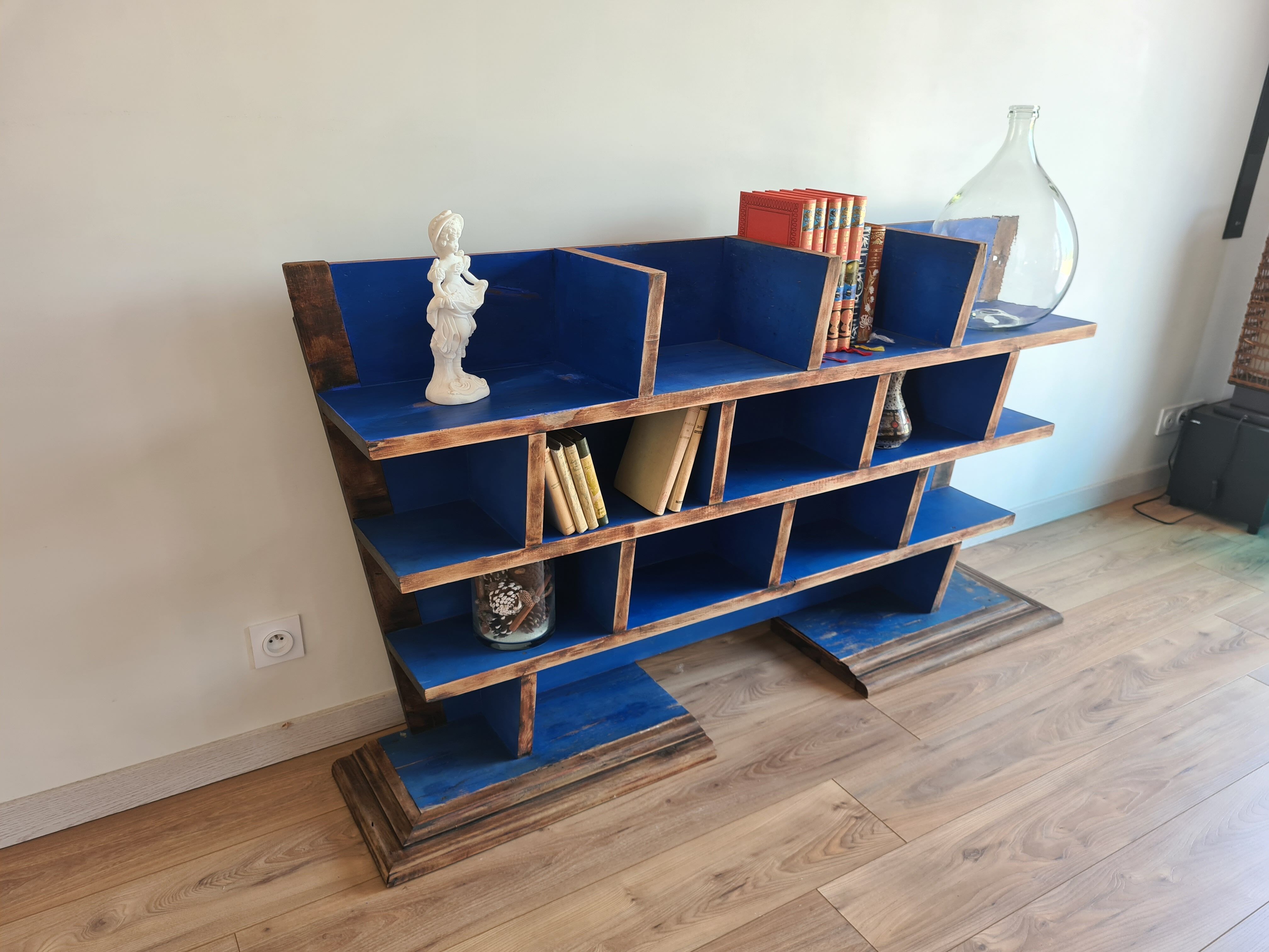 Trapezoidal shelf with solid wood art deco lockers