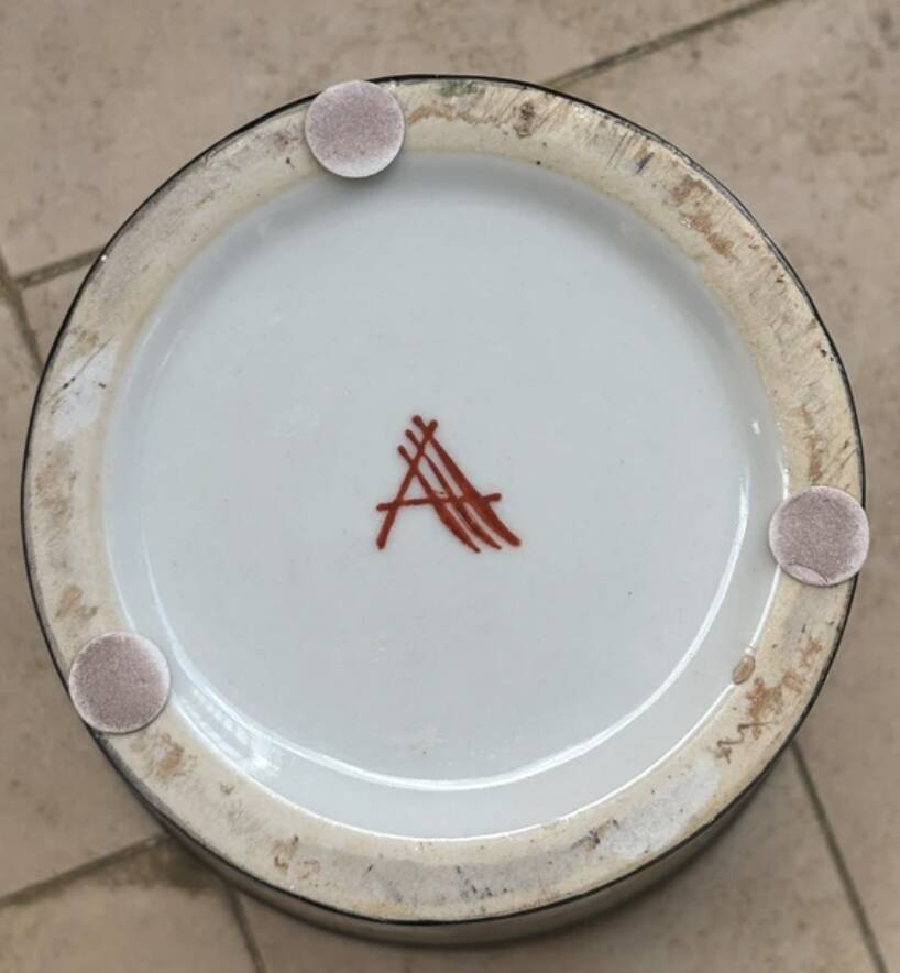 Cache-pot / planter in porcelain, hand-painted naturalistic decoration.