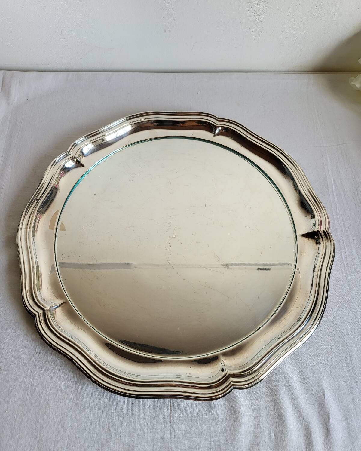 Round silver-plated serving dish with a glass base.