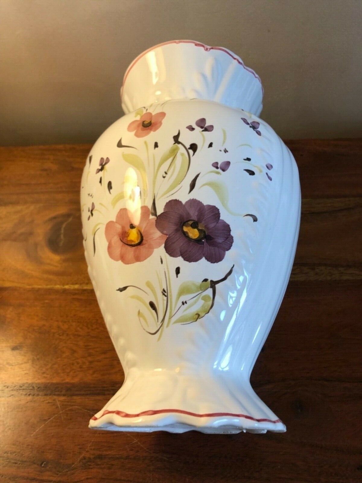 Round vase in earthenware decoration flowers