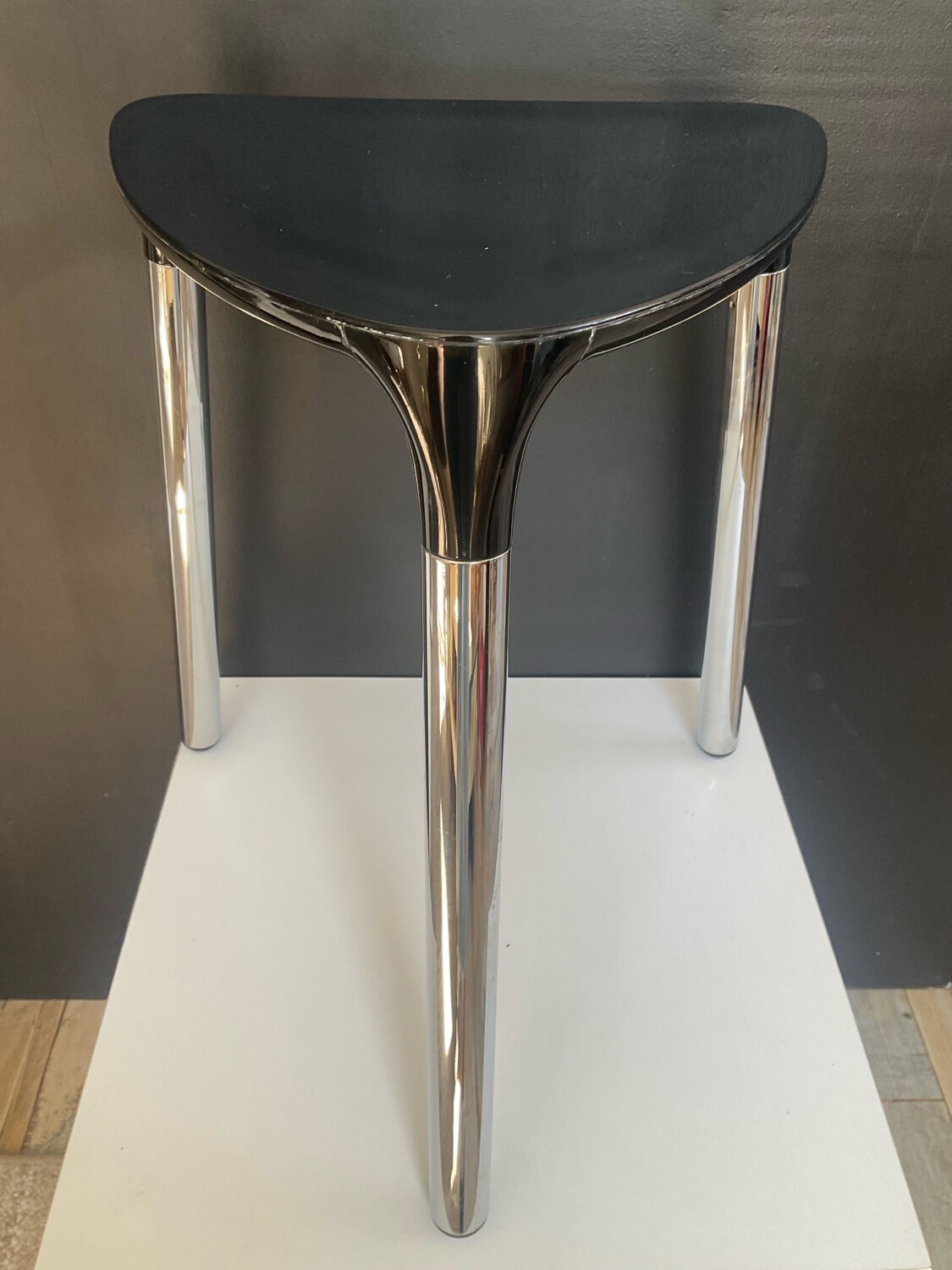 Tabouret italien tripode
