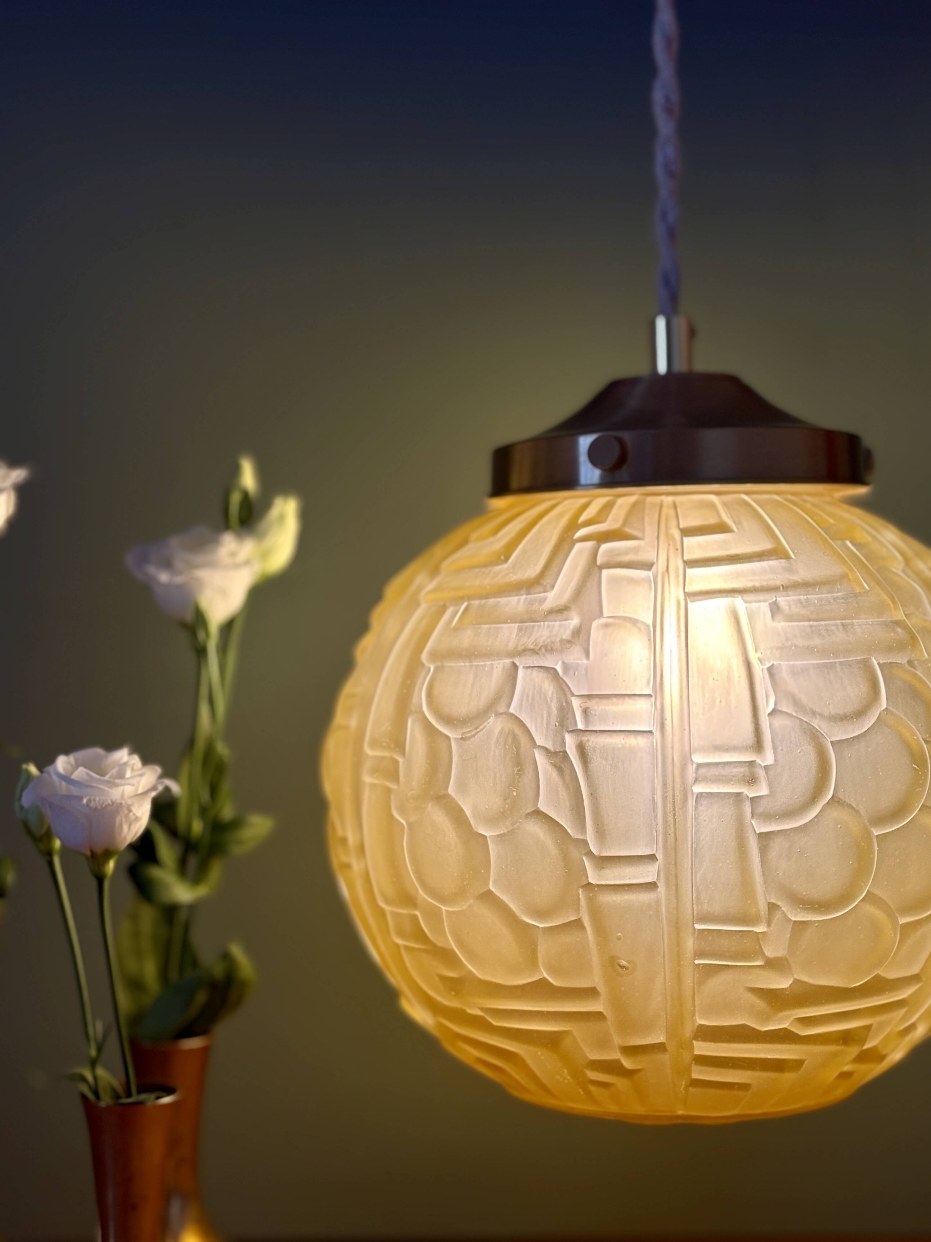 Suspension globe vintage art déco en verre dépoli jaune